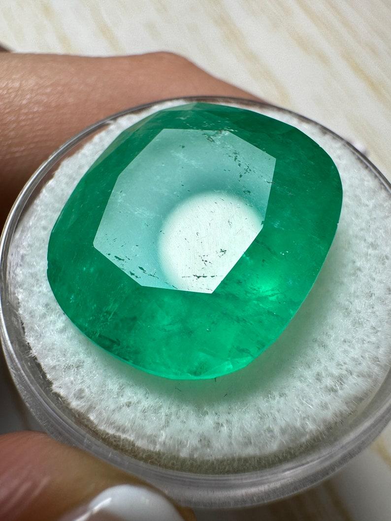 Esmeralda verde colombiana en trozos de 19,63 quilates - 18,6x17 Piedra de nacimiento de mayo talla cojín en Nuevo estado para la venta en Jupiter, FL