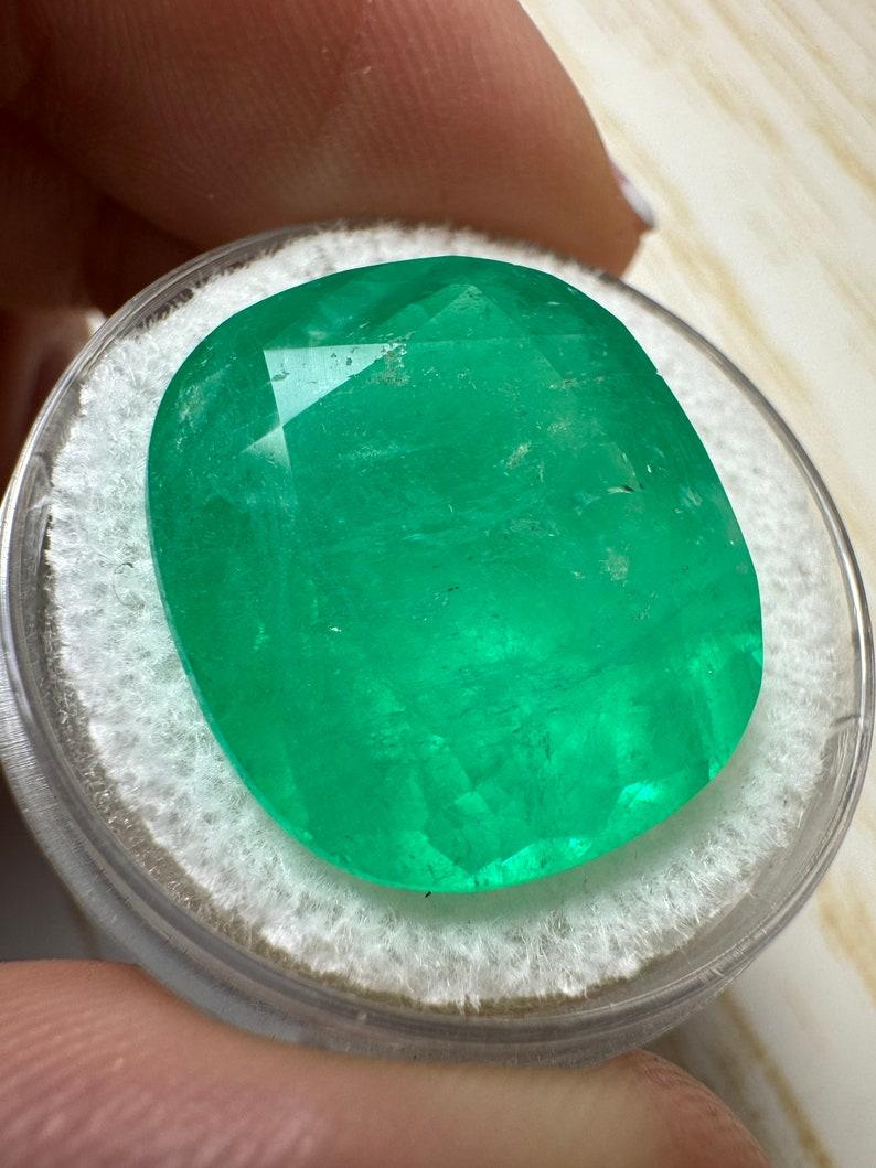 Esmeralda verde colombiana en trozos de 19,63 quilates - 18,6x17 Piedra de nacimiento de mayo talla cojín Moderno en venta