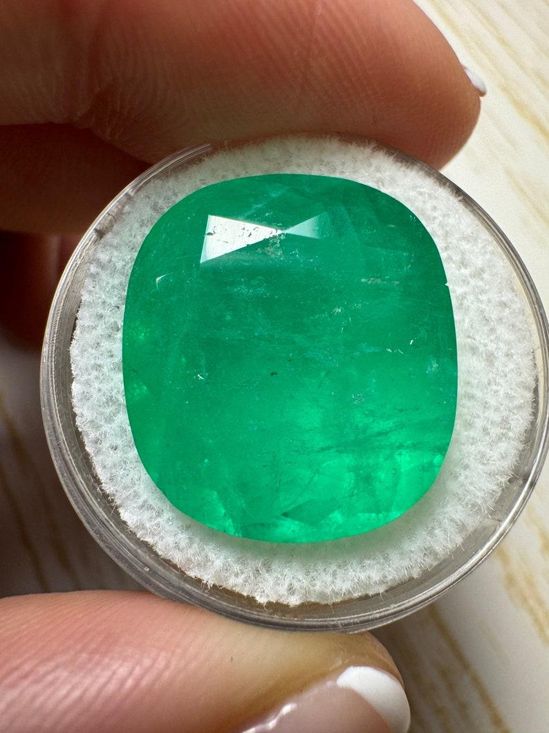 Piedra: Esmeralda
Peso: 19,63 quilates
Forma: Corte de cojín
Claridad: Semitransparente
Lustre: Muy bueno
Color: Verde medio intenso
Medidas: 18,58 mm x 16,87 mm x 10,46 mm
Origen geográfico: Colombia
Tratamiento: Natural, Engrasado

Observaciones: