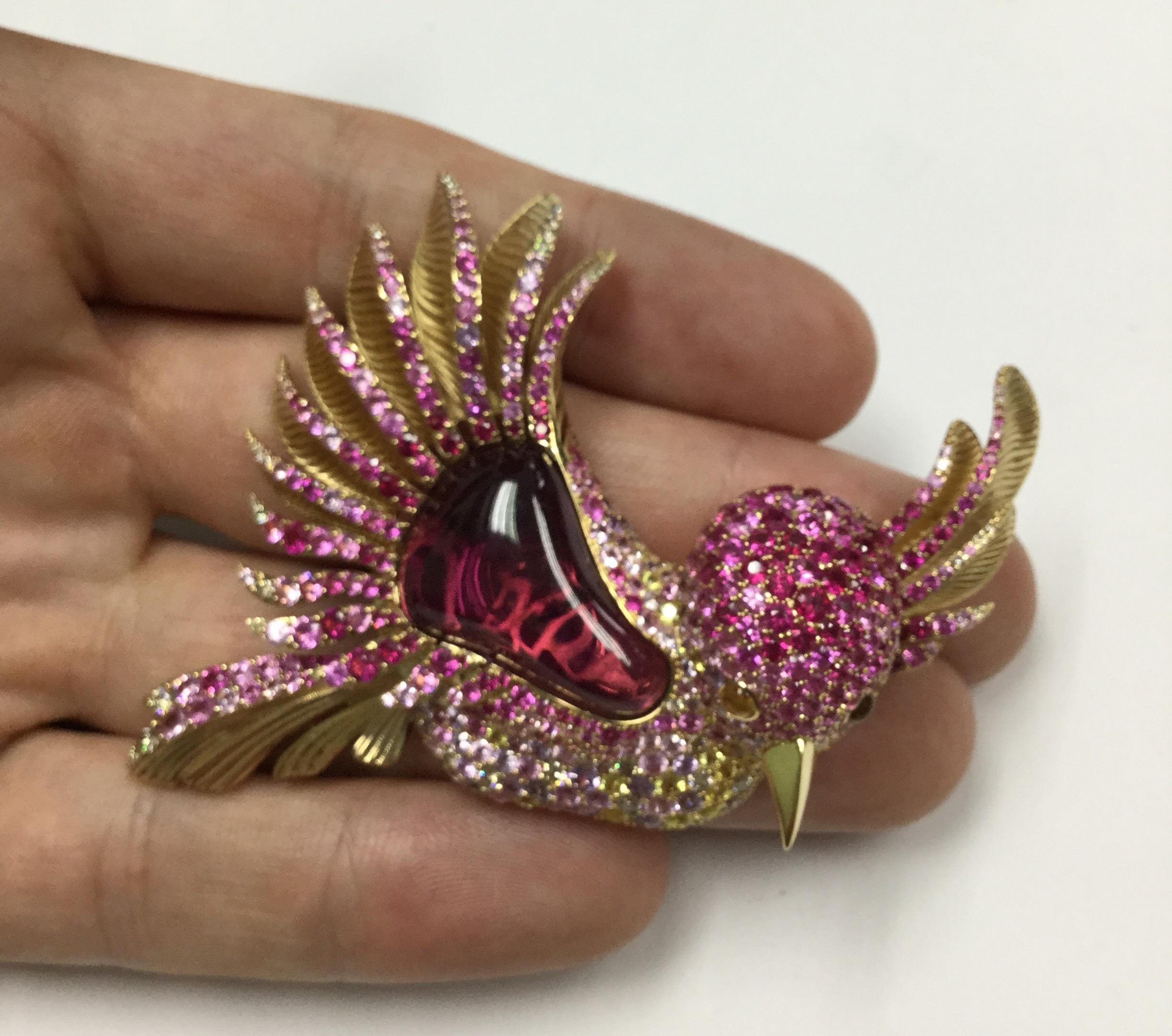 Contemporary Rubelite Tourmaline 19.63 Carat 18 Karat Yellow Gold Colibri Bird Brooch For Sale