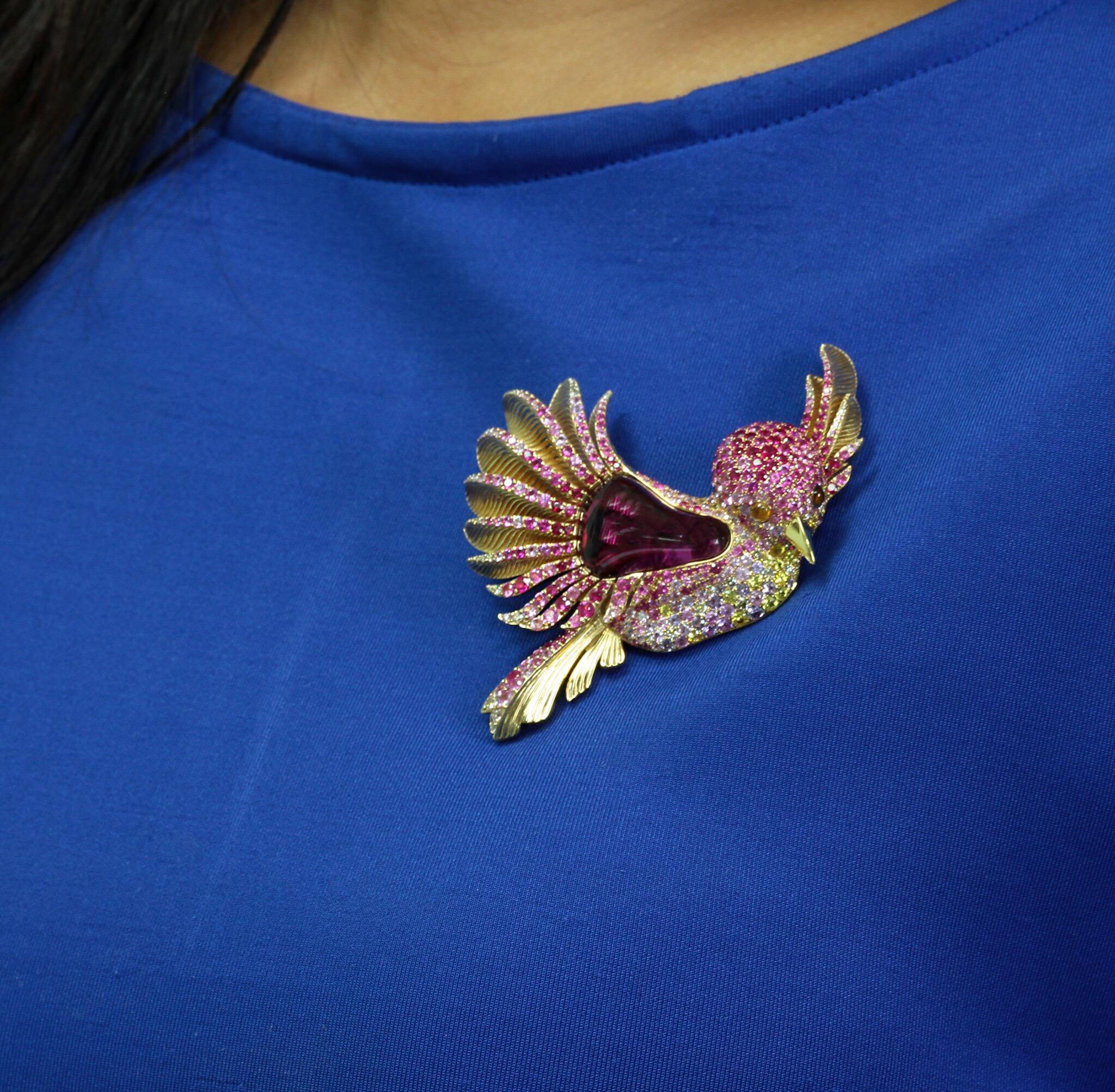 Women's or Men's Rubelite Tourmaline 19.63 Carat 18 Karat Yellow Gold Colibri Bird Brooch For Sale