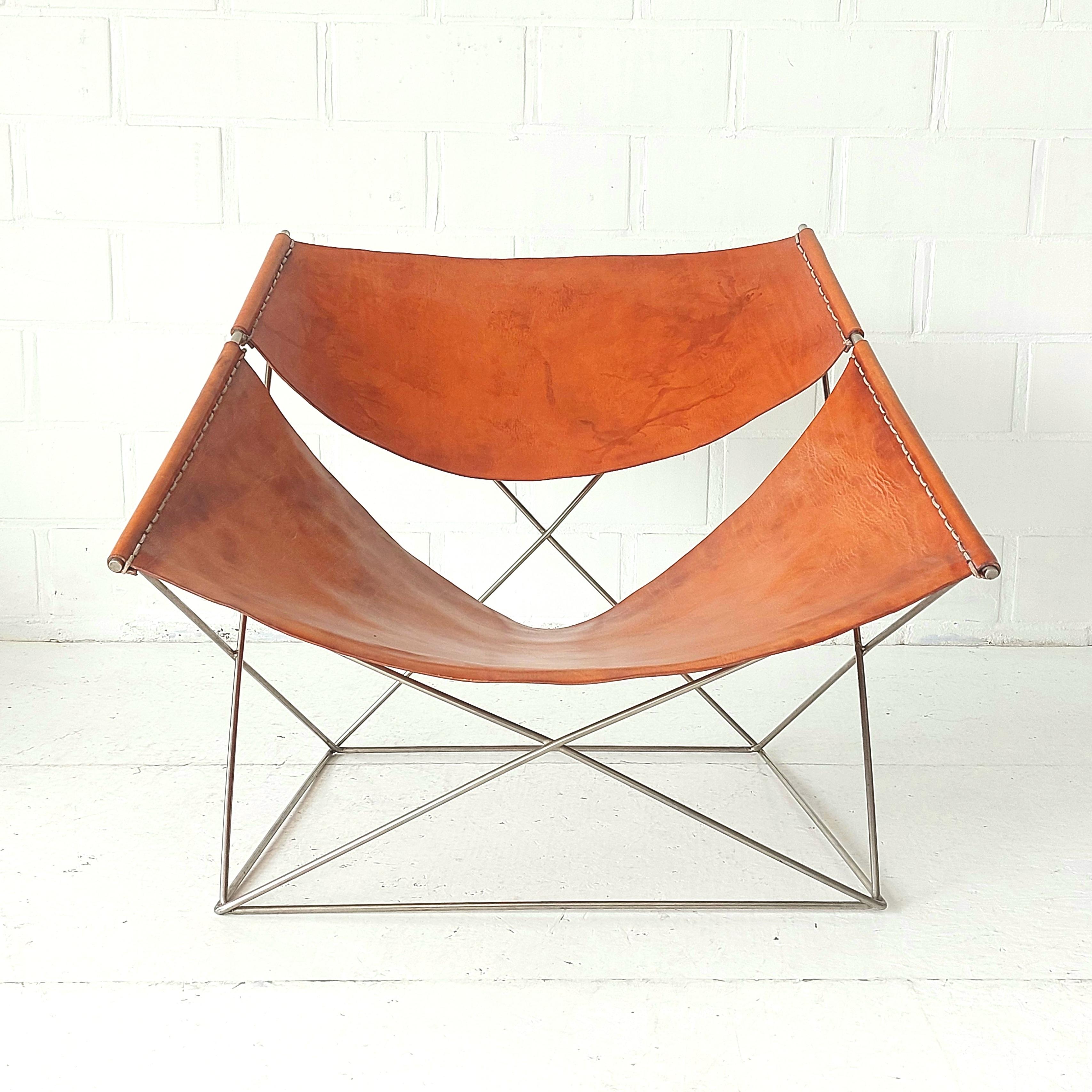 Supernice early Pierre Paulin lounge chair .
Designed by Pierre Paulin for Artifort Netherlands
Nickelchromed base for the first production line ...(nickel has a more brownisch-yellow look compared to chrome who is more like quicksilver-blueisch