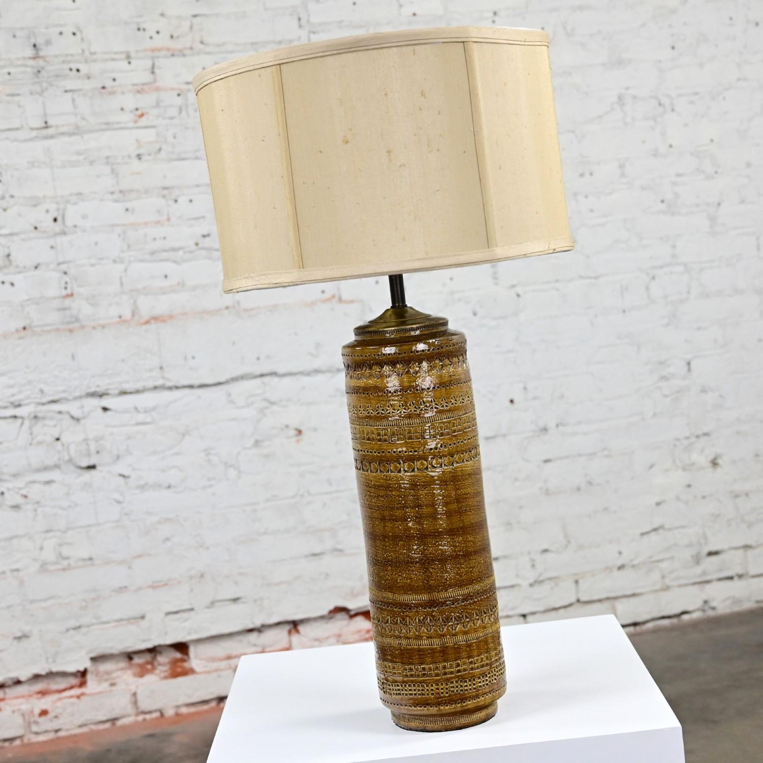 Favolosa lampada da tavolo vintage Mid-Century Modern in ceramica dorata della serie Rimini Ambra di Aldo Londi per Bitossi & Raymor con paralume a tamburo in finta seta bianco sporco nuovo. Questo pezzo è stato confermato come originale di Aldo