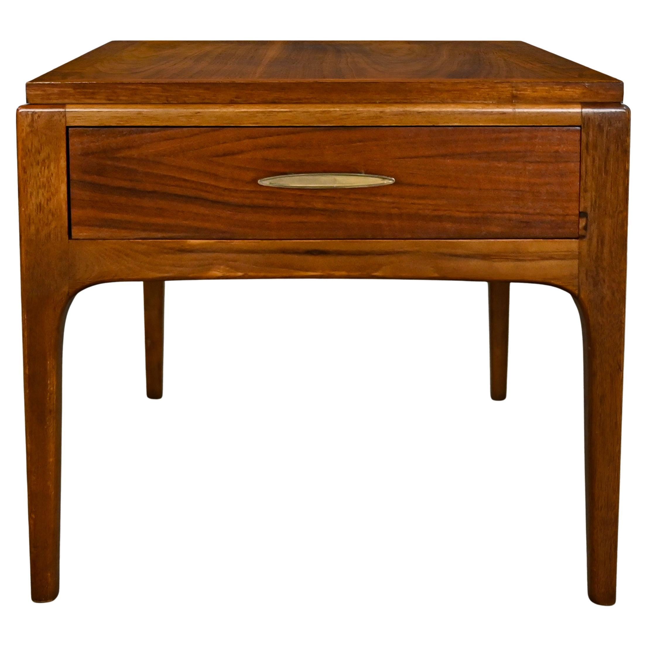 1963 MCM Lane Rhythm Kollektion Walnussholz-Einzel-Beistelltisch mit Schublade und Messingplatte im Angebot