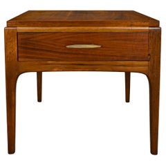 1963 MCM Lane Rhythm Collection Mesa auxiliar individual de nogal con cajón y platina de latón