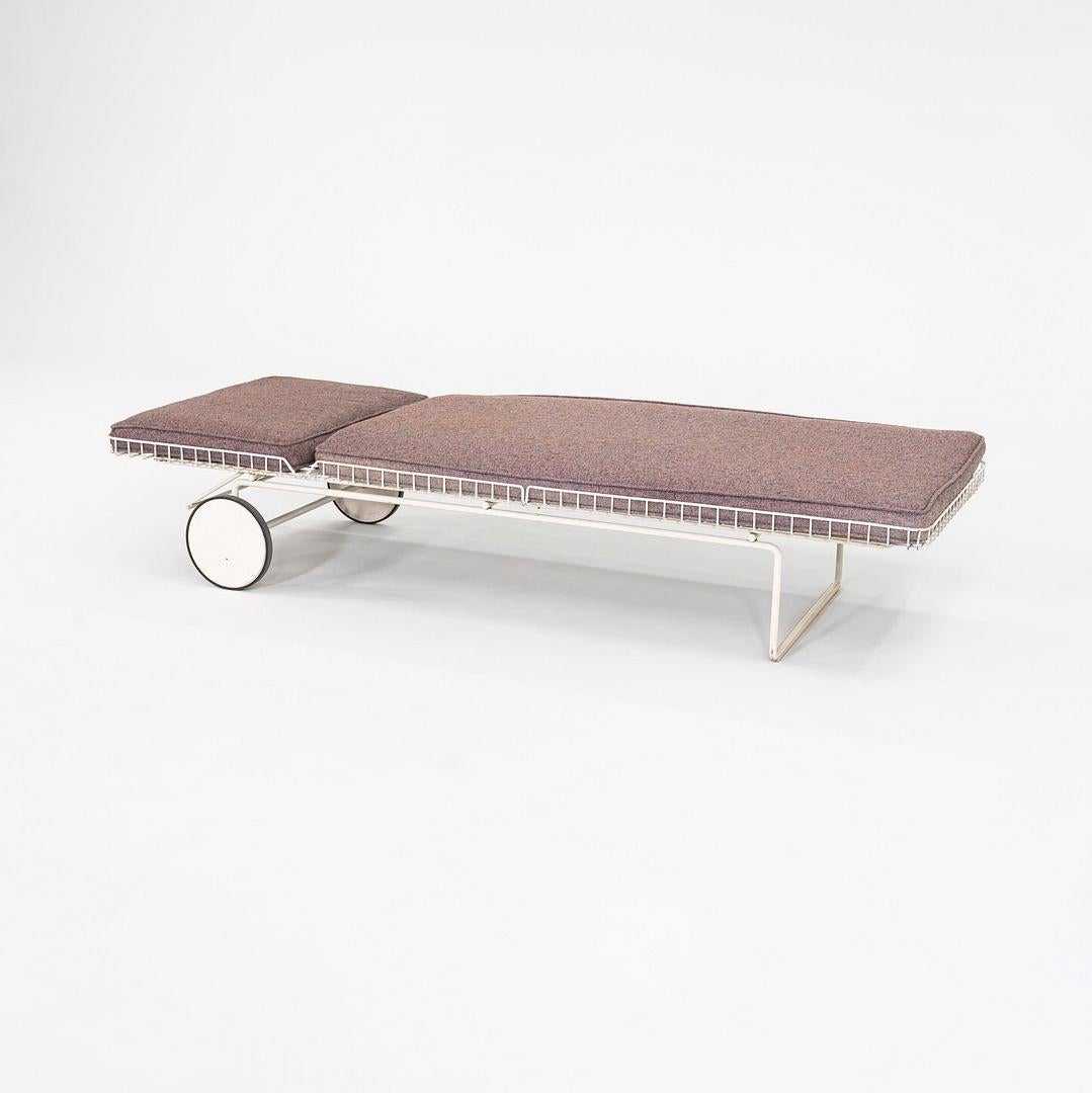 Il s'agit d'une chaise longue en acier, modèle 715, conçue par Richard Schultz pour Knoll Associates en 1963. Le cadre géométrique en fil de fer soudé est recouvert d'un revêtement en poudre blanc mat et le coussin est revêtu d'un tissu tweedy