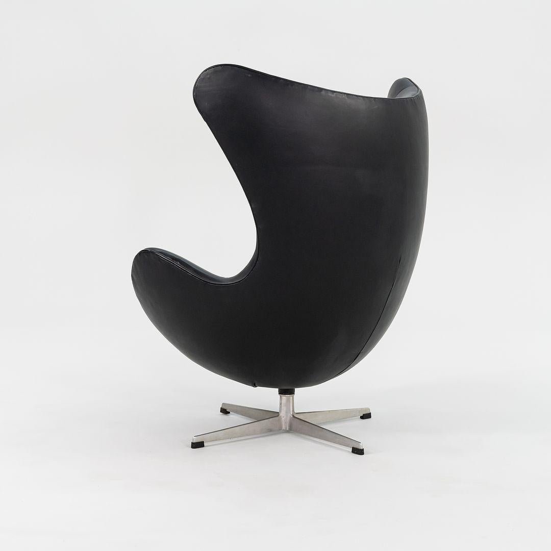 Il s'agit d'une chaise longue 'ÄòEgg', modèle 3316, initialement conçue par Arne Jacobsen pour Fritz Hansen en 1958. Cette pièce particulière date d'environ 1964. Jacobsen a perfectionné cette forme en expérimentant avec du fil de fer et du plâtre