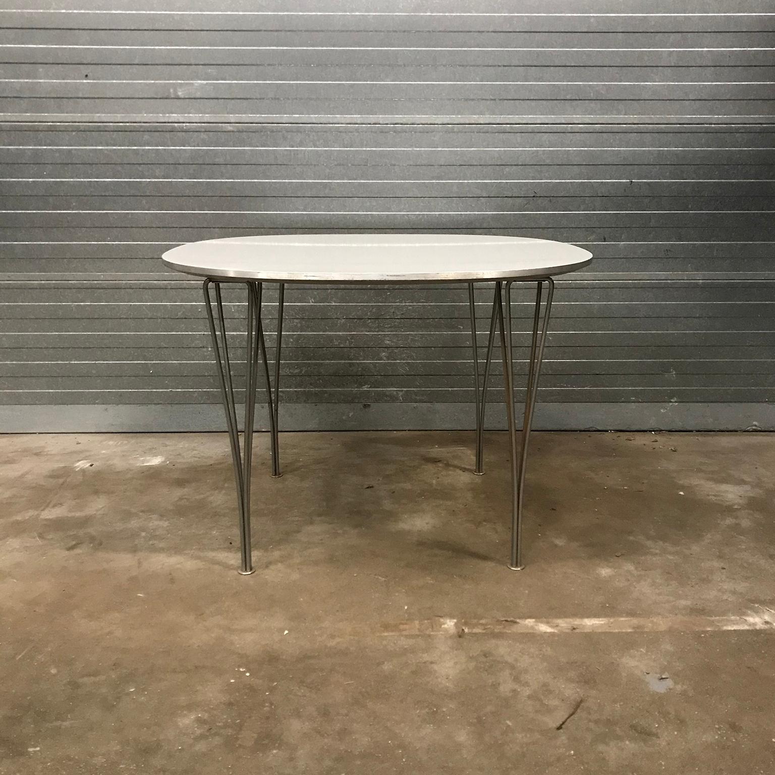 Beautiful and elegant designed square dining table with round corners. The table shows traces of wear like tabletop has just some minor scratches some light, hardly noticeable 'bubbles' under the coating top (see picture #12 at the blue arrows). The