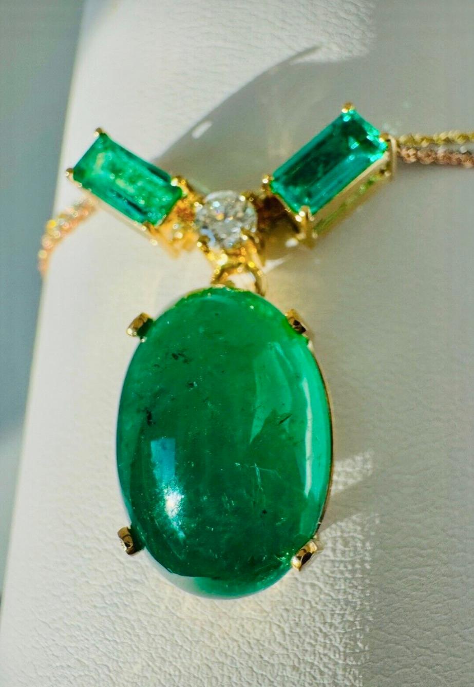 Émeraudes de Colombie de haute qualité 
L'incroyable émeraude et le diamant en cabochon  
Or jaune massif 18k
Un cabochon d'émeraude de taille importante, d'environ 18,00 carats, deux baguettes de taille émeraude, et un cabochon de taille moyenne,
