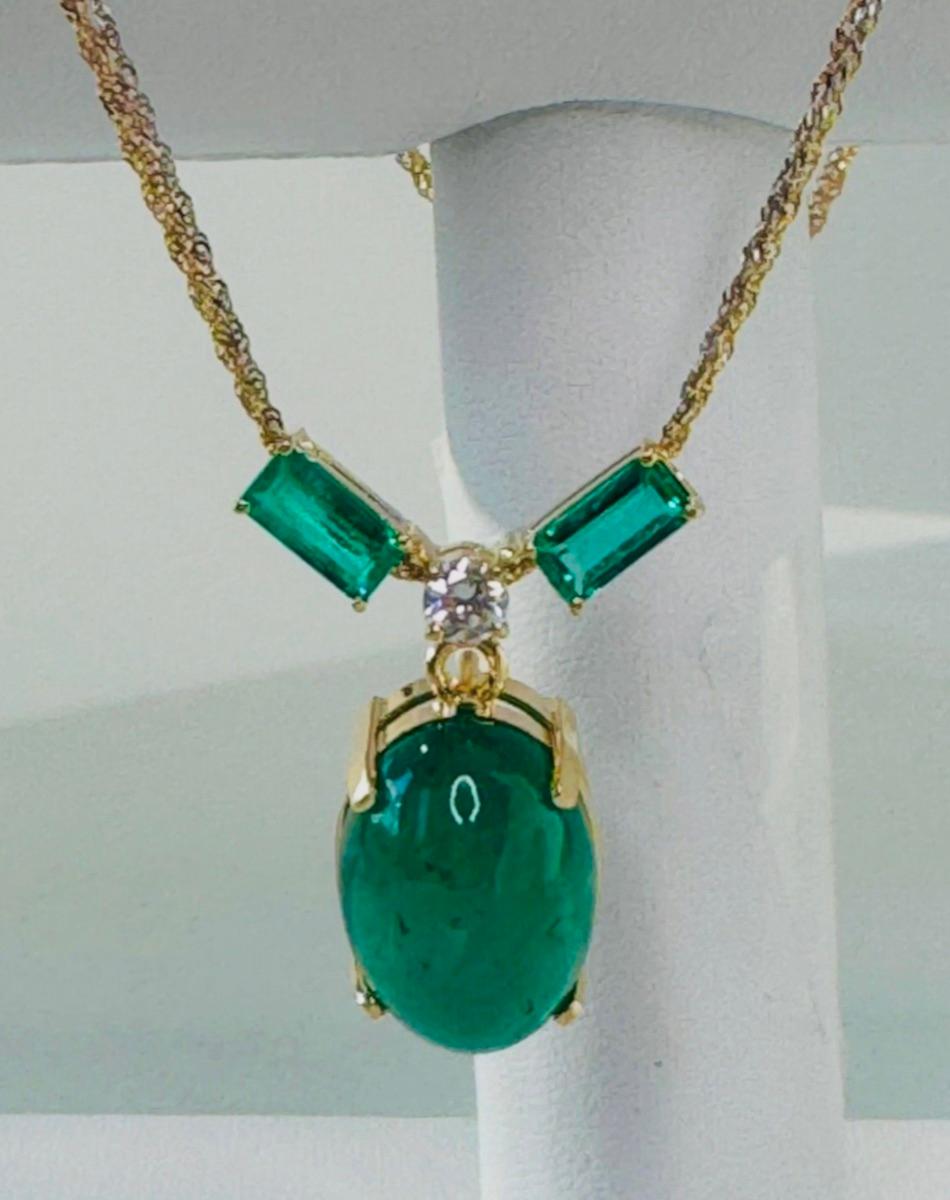 Taille cabochon Collier pendentif en or 18 carats avec émeraude de Colombie cabochon de 19,64 carats en vente