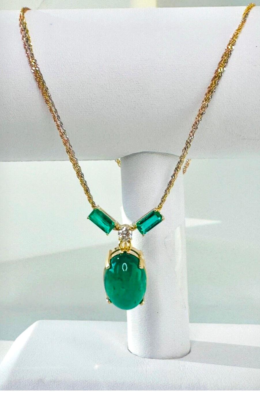 Contemporain Collier pendentif en or 18 carats avec émeraude de Colombie cabochon de 19,64 carats en vente