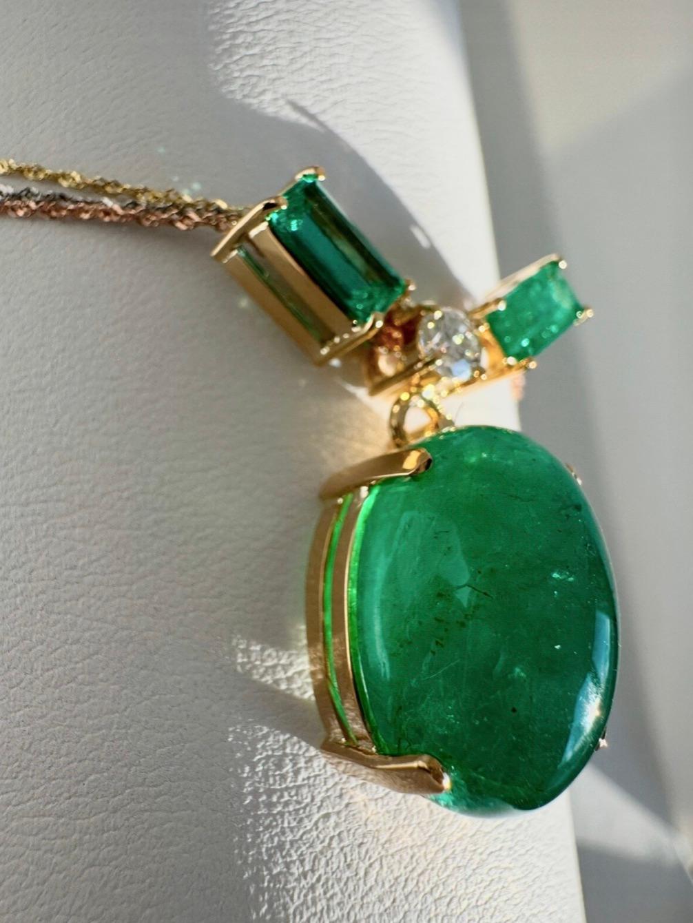 Collier pendentif en or 18 carats avec émeraude de Colombie cabochon de 19,64 carats Pour femmes en vente