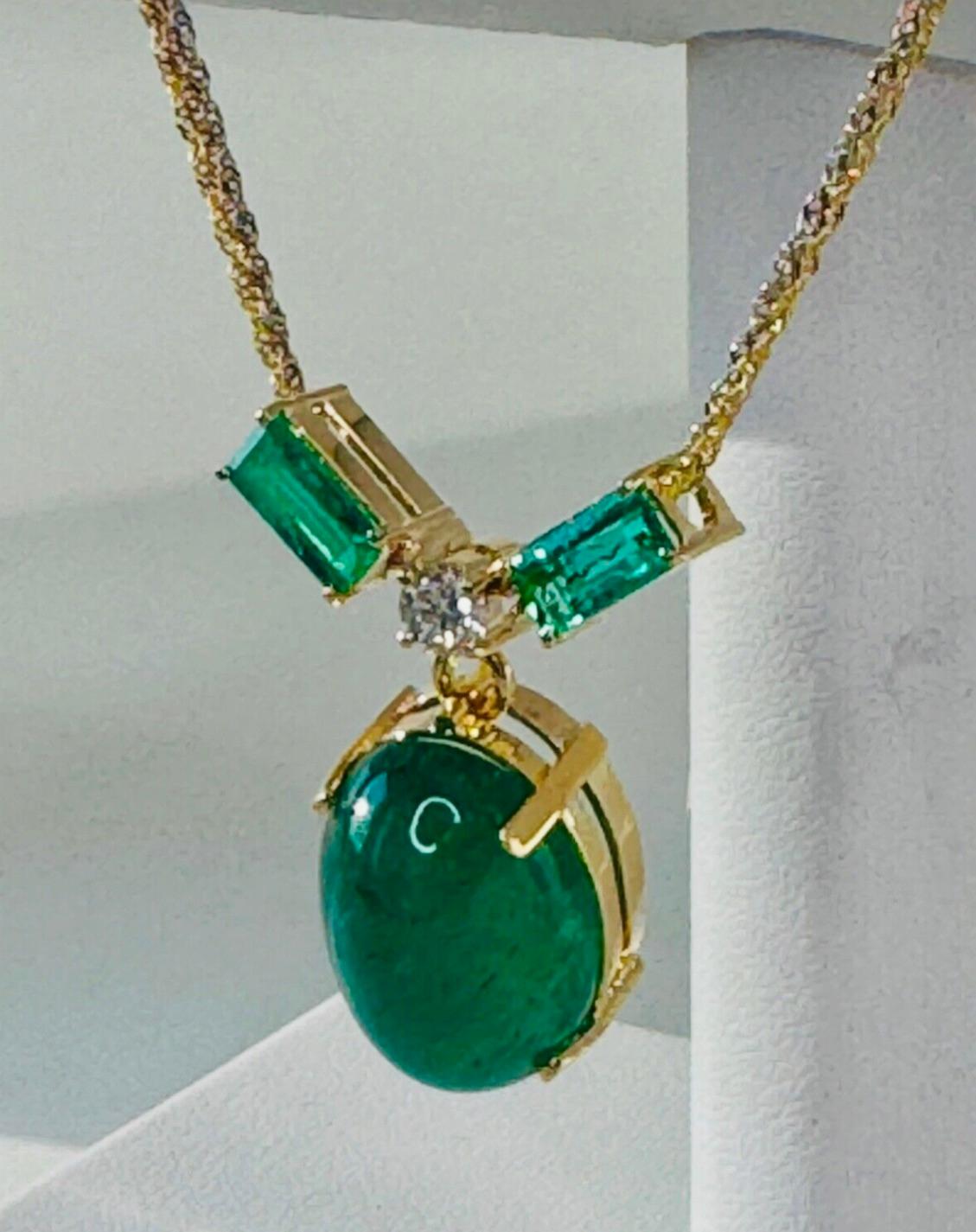 Collier pendentif en or 18 carats avec émeraude de Colombie cabochon de 19,64 carats en vente 1