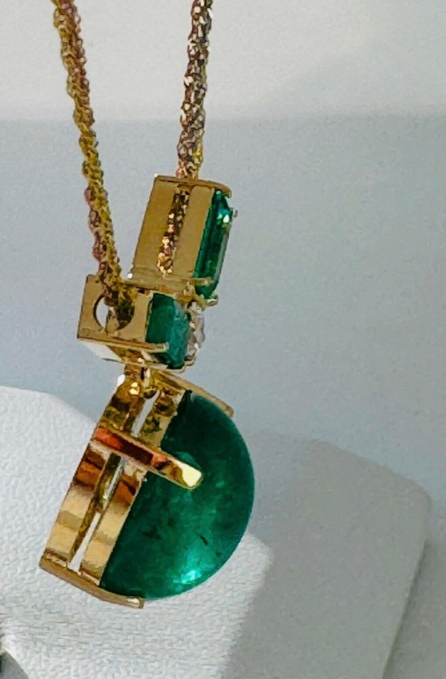 Collier pendentif en or 18 carats avec émeraude de Colombie cabochon de 19,64 carats en vente 2
