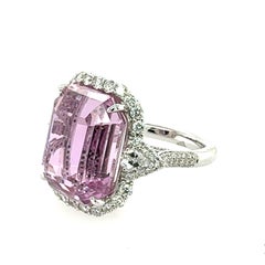Anello cocktail con Kunzite e diamanti da 19,64 carati
