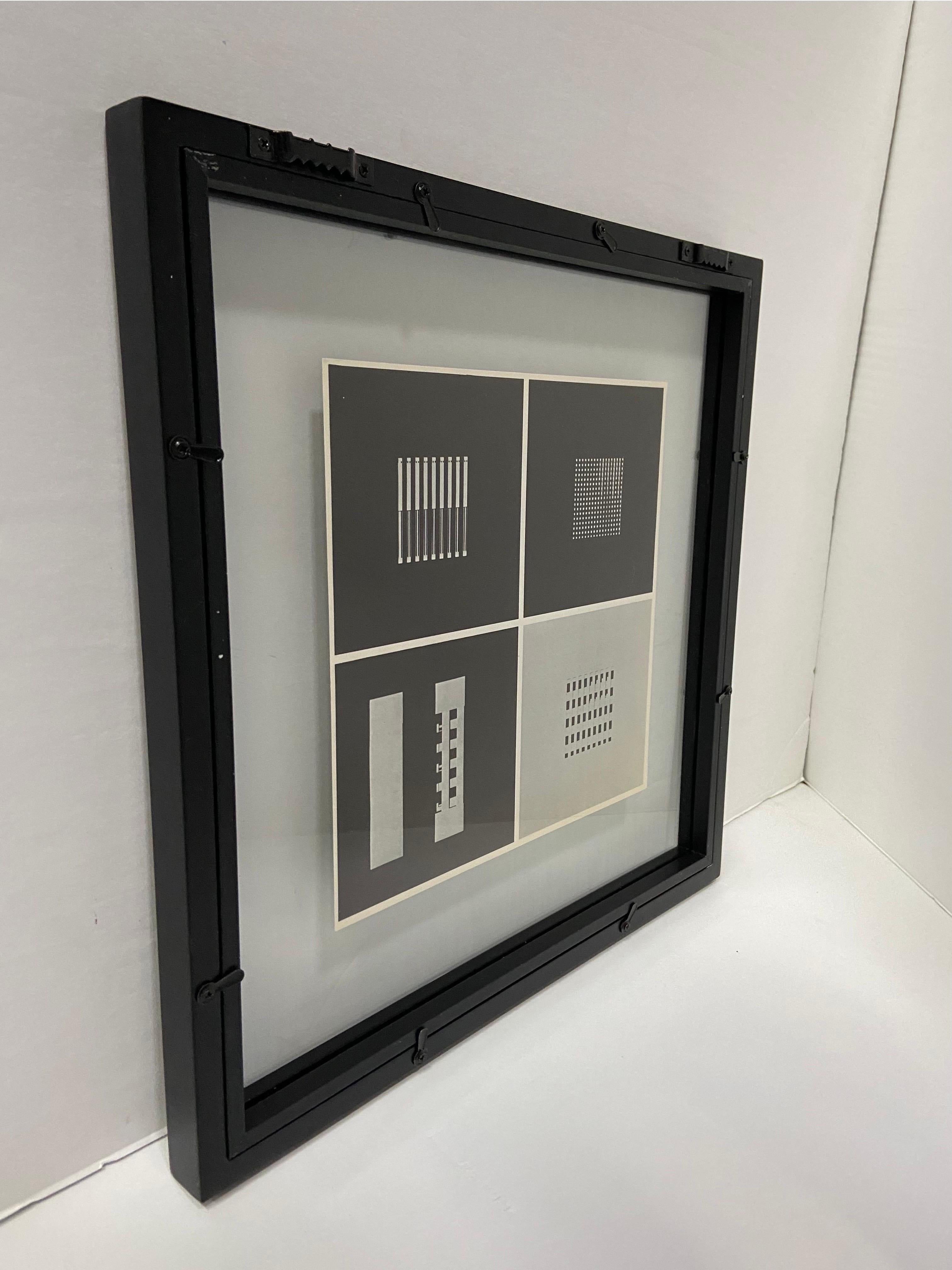 20ième siècle 1964 Dieter Rot Impression géométrique à l'emporte-pièce double face en noir et blanc, encadrée en vente