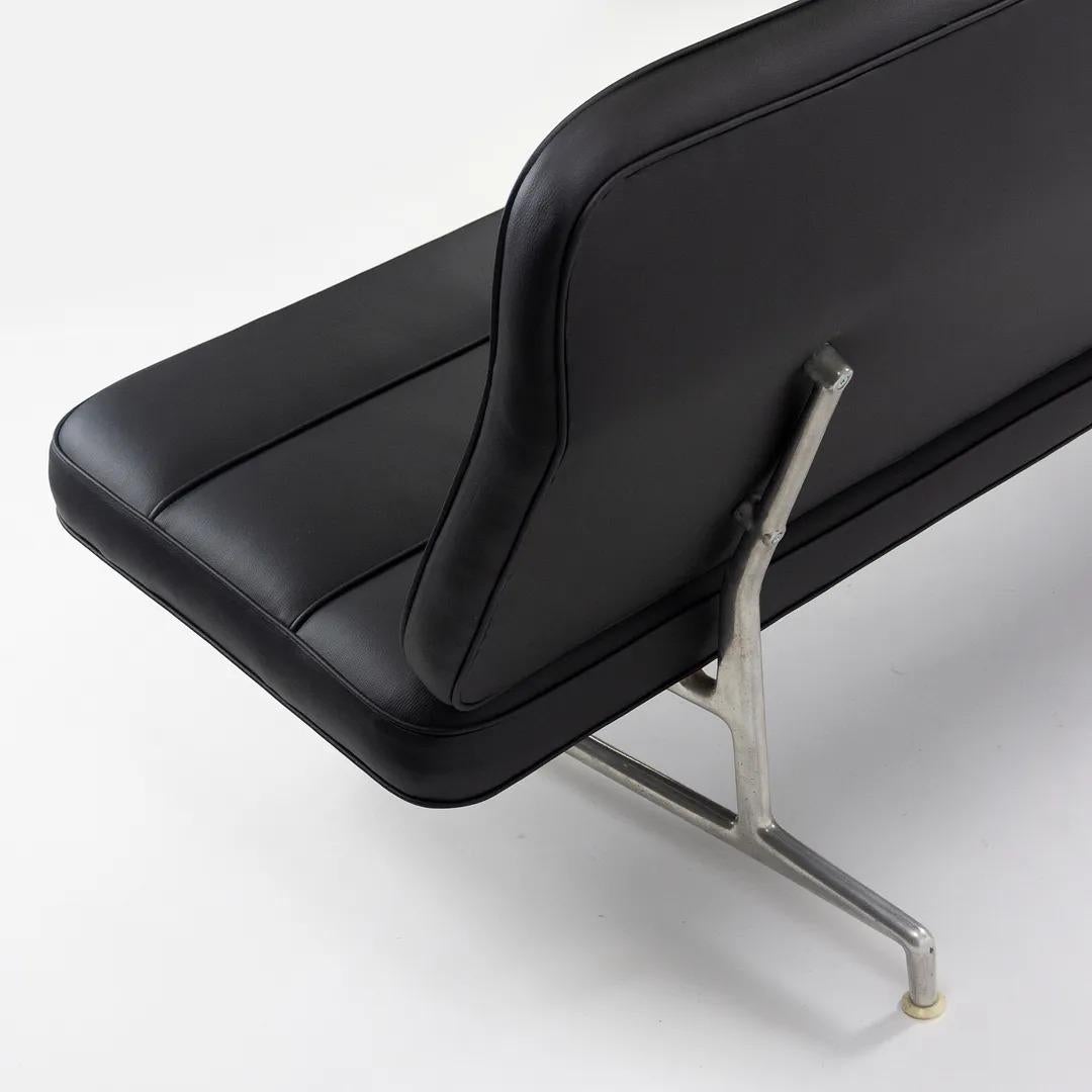 1964 Eames für Herman Miller 3473 Sofa mit frischer schwarzer Naugahyde-Polsterung (Aluminium) im Angebot