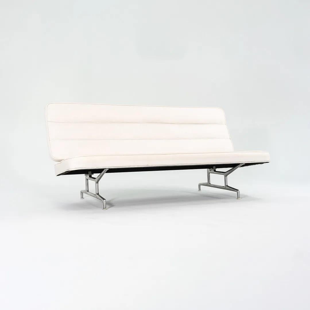 1964 Eames für Herman Miller 3473 Dreisitziges Sofa in weißem Naugahyde #1 im Angebot 4
