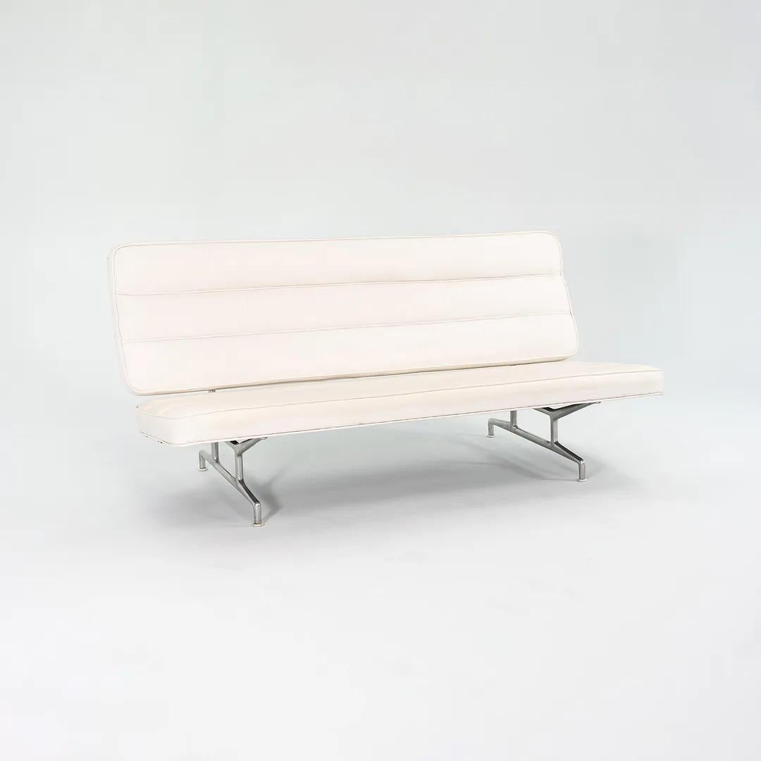 Es handelt sich um das Sofa 3473, das Charles und Ray Eames 1964 für Herman Miller entworfen haben. Er ist aus Aluminium, Eisen und Sperrholz gefertigt. Es könnte sich um die ursprüngliche weiße Naugahyde-Polsterung handeln, die aber wahrscheinlich