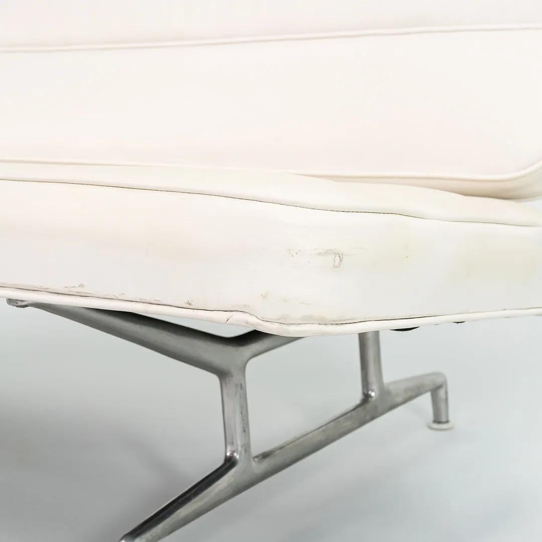 1964 Eames für Herman Miller 3473 Dreisitziges Sofa in weißem Naugahyde #1 im Zustand „Gut“ im Angebot in Philadelphia, PA