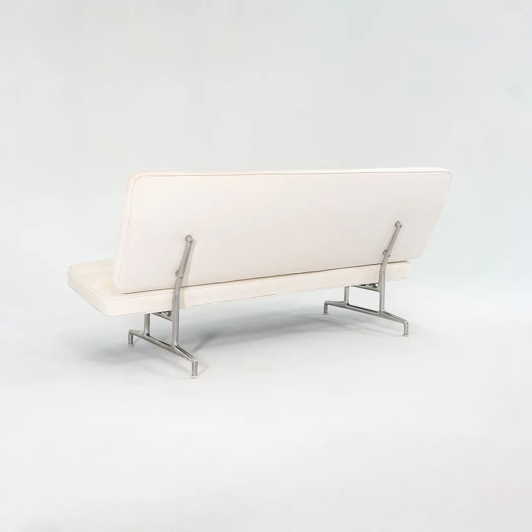 1964 Eames für Herman Miller 3473 Dreisitziges Sofa in weißem Naugahyde #1 im Angebot 1