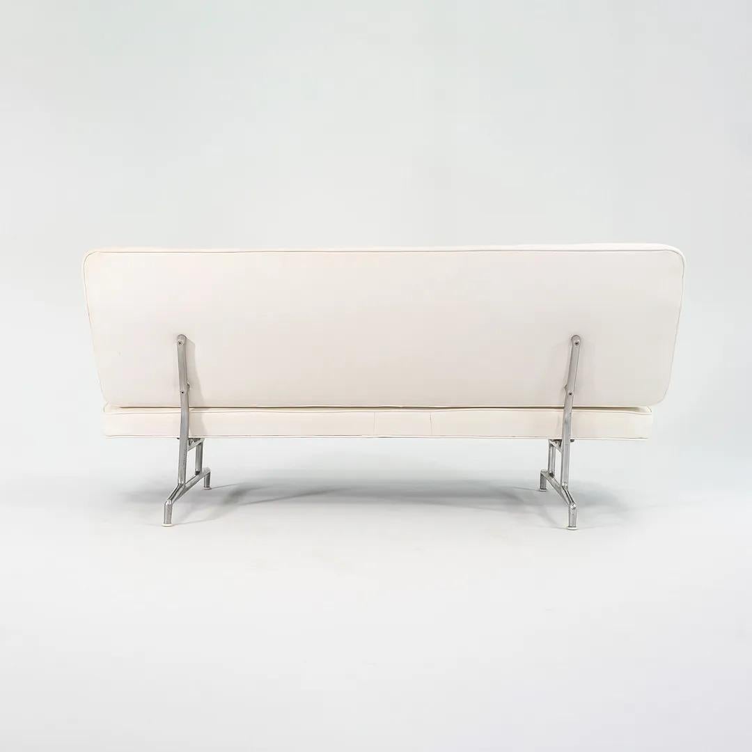 1964 Eames für Herman Miller 3473 Dreisitziges Sofa in weißem Naugahyde #1 im Angebot 3