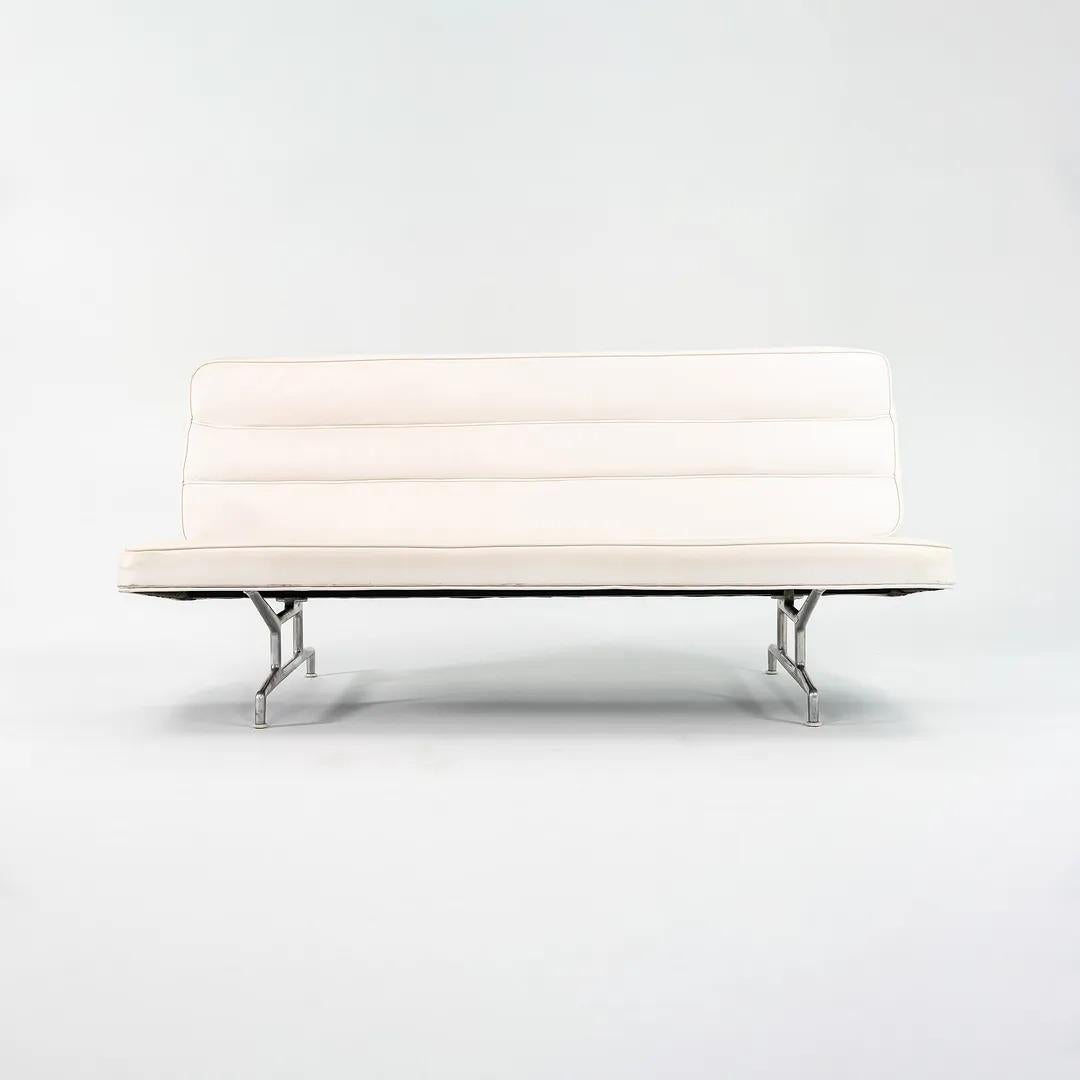 1964 Eames für Herman Miller 3473 Dreisitziges Sofa in weißem Naugahyde #2 (Moderne) im Angebot