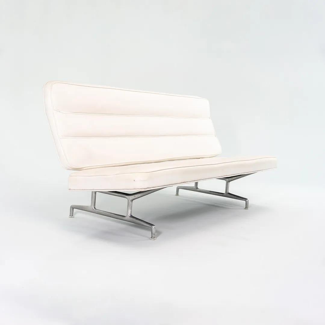 1964 Eames für Herman Miller 3473 Dreisitziges Sofa in weißem Naugahyde #2 im Zustand „Gut“ im Angebot in Philadelphia, PA