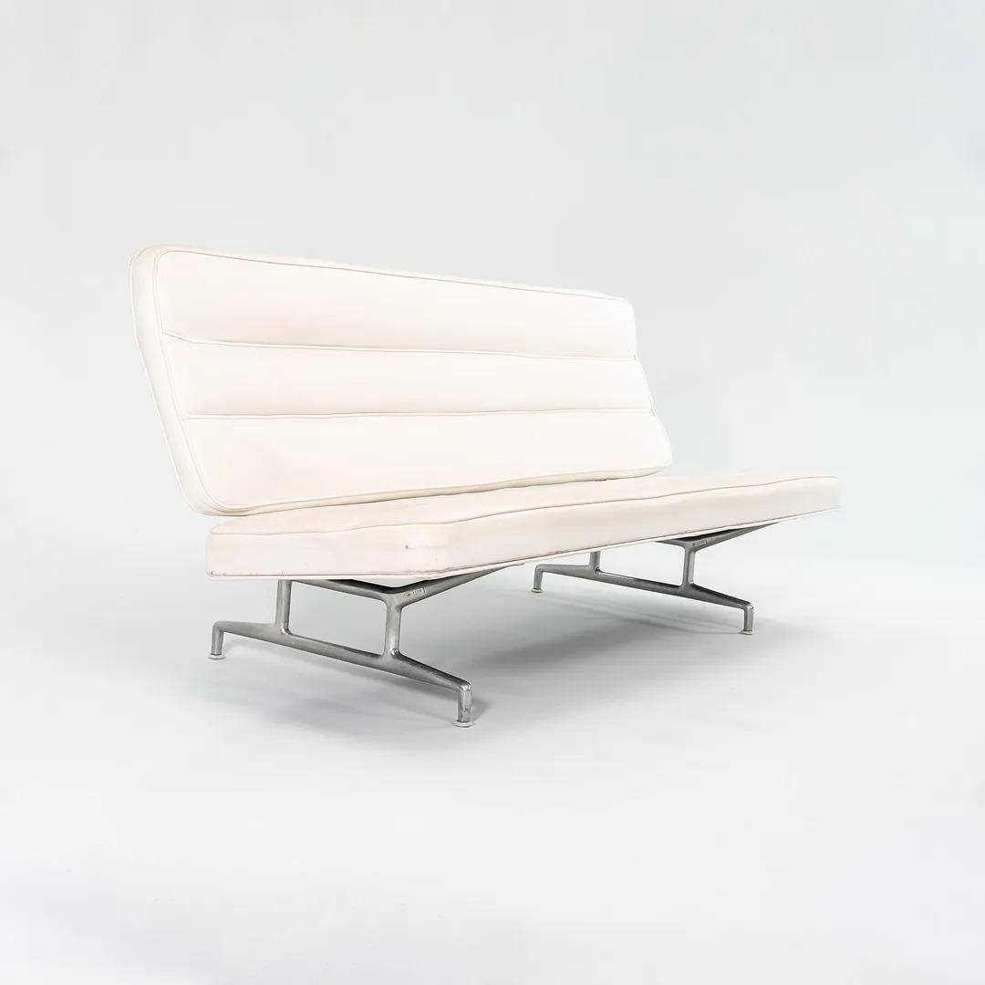 1964 Eames für Herman Miller 3473 Dreisitziges Sofa in weißem Naugahyde #2 im Zustand „Gut“ im Angebot in Philadelphia, PA