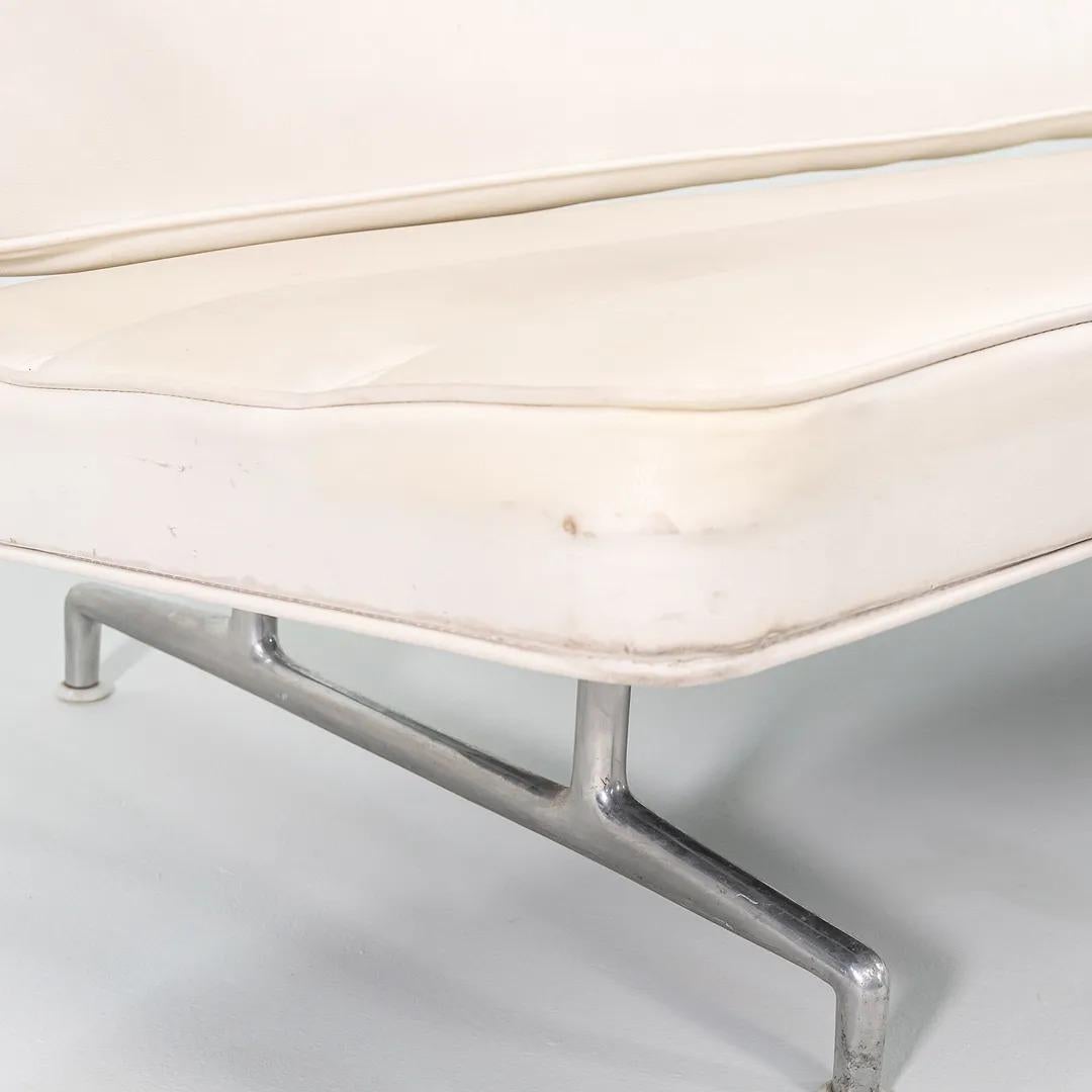 1964 Eames für Herman Miller 3473 Dreisitziges Sofa in weißem Naugahyde #2 (Mitte des 20. Jahrhunderts) im Angebot