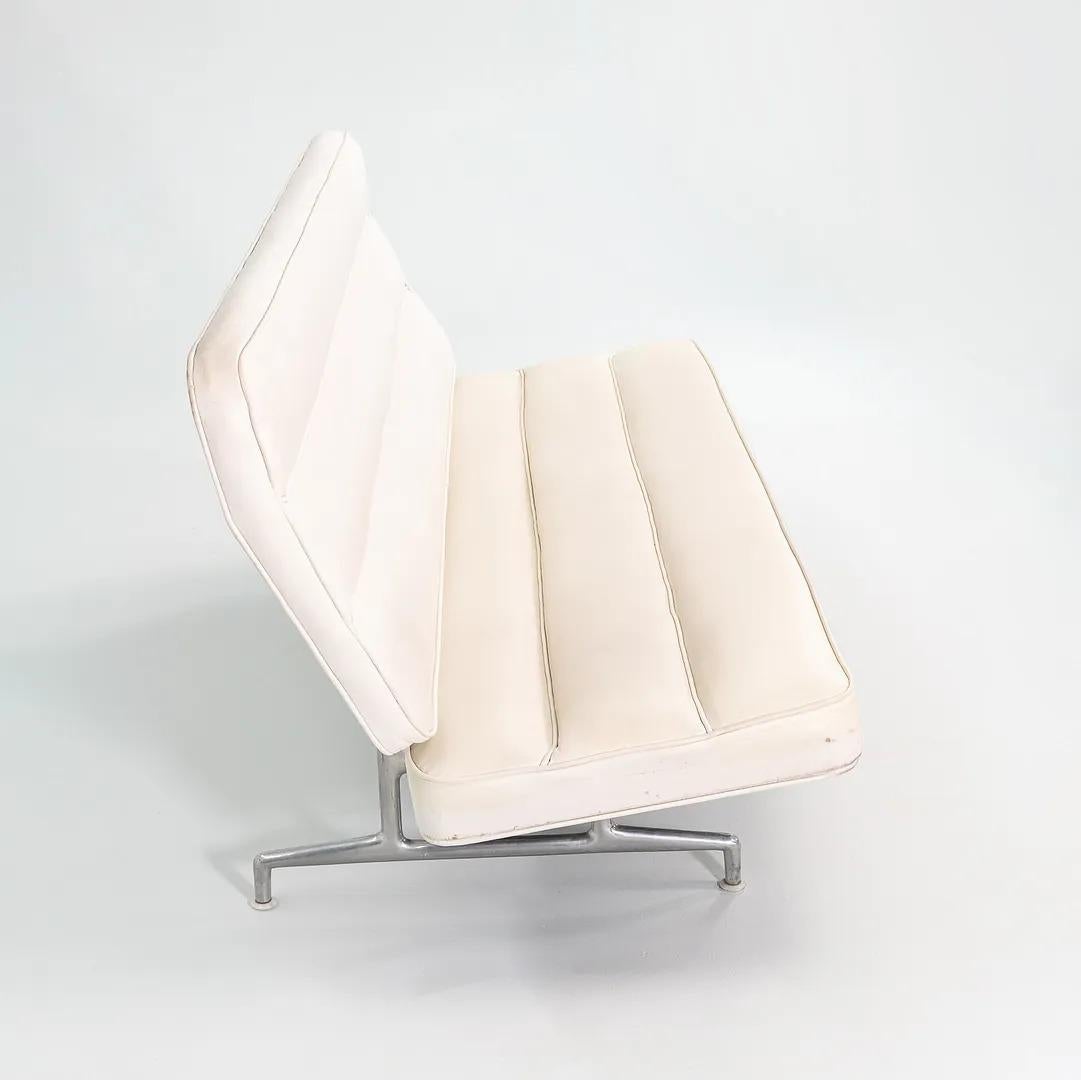 1964 Eames für Herman Miller 3473 Dreisitziges Sofa in weißem Naugahyde #2 (Aluminium) im Angebot