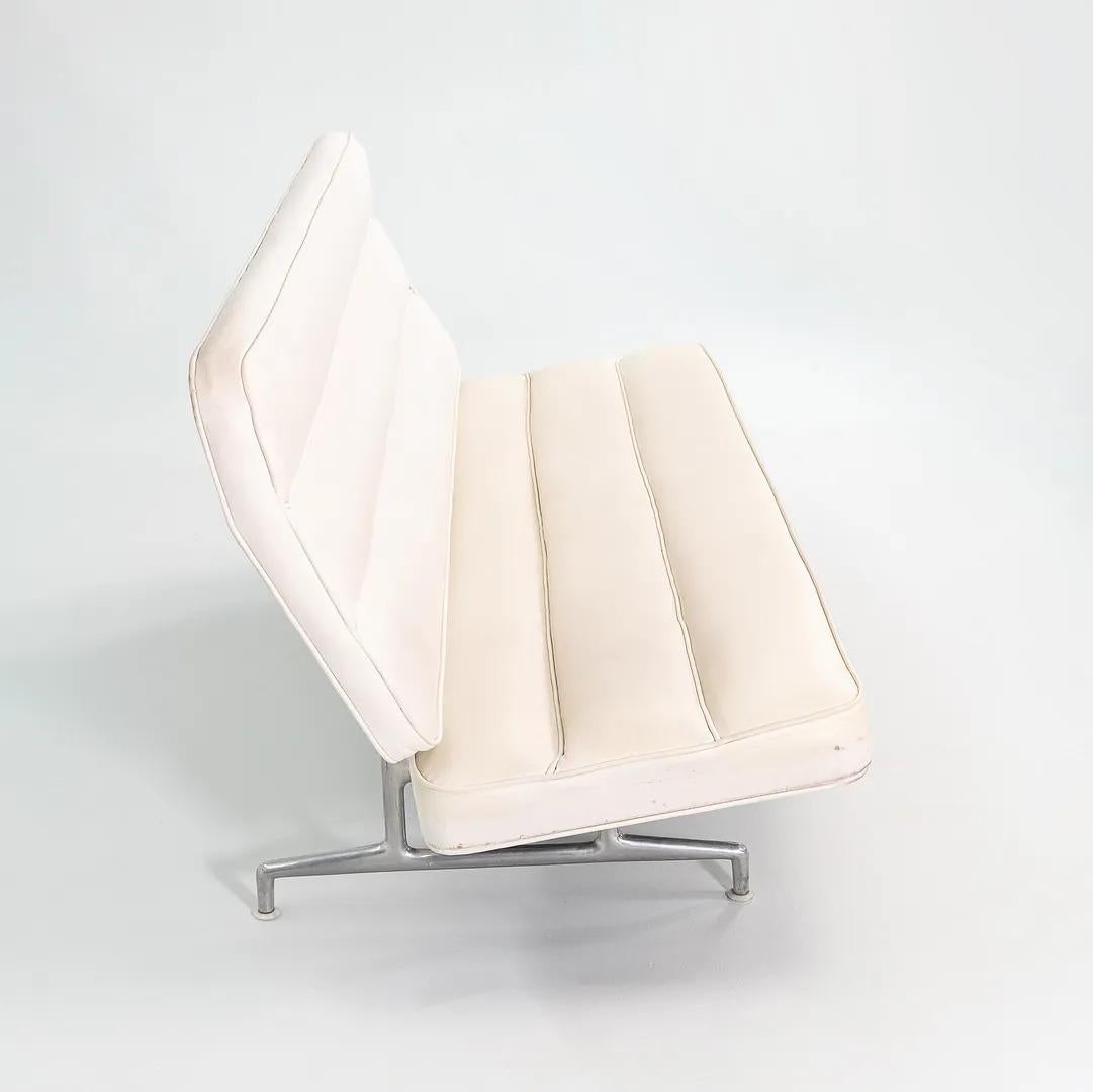 Aluminium Canapé trois places Eames pour Herman Miller 3473 en Naugahyde blanc n° 2, 1964 en vente