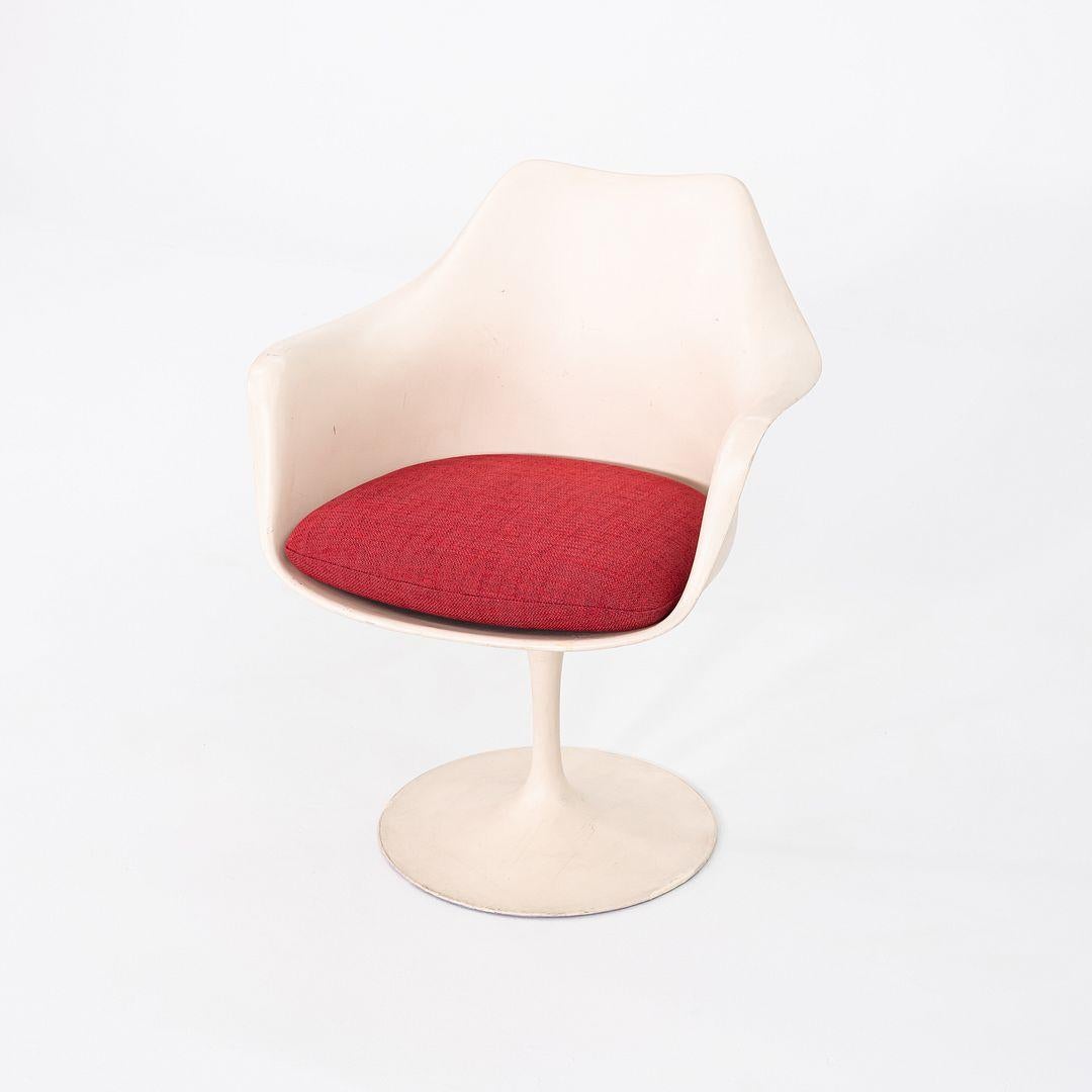 1964 Eero Saarinen for Knoll Tulip Dining Arm Chair with Red Seat en vente 4