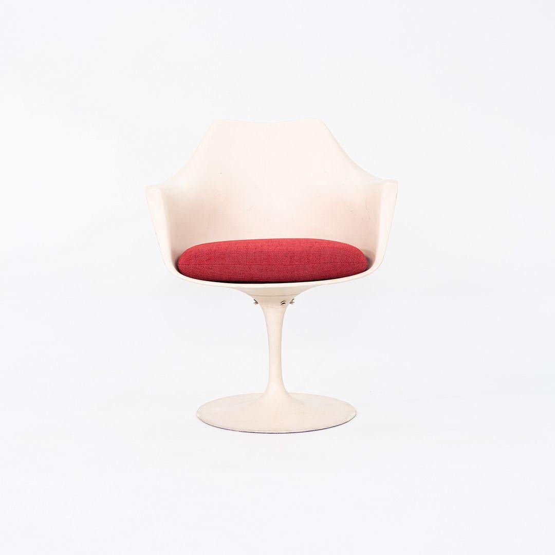 Milieu du XXe siècle 1964 Eero Saarinen for Knoll Tulip Dining Arm Chair with Red Seat en vente