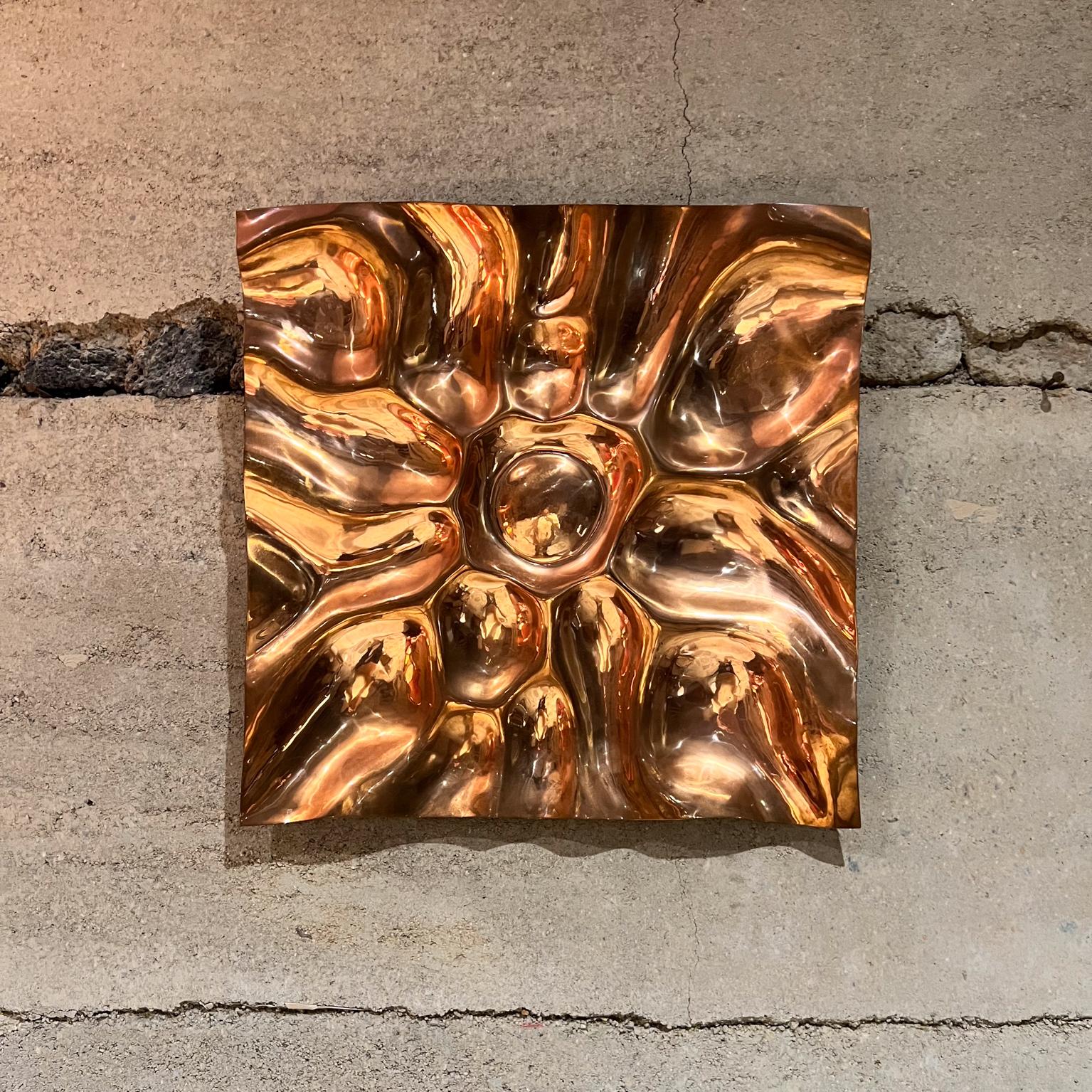 1964 Ellamarie & Jackson Woolley Scultura in rame Arte
Teatro Civico di San Diego
17,75 H. x 17 L. x 1,75 D.
Condizioni originali di usato
Fai riferimento alle immagini fornite.
