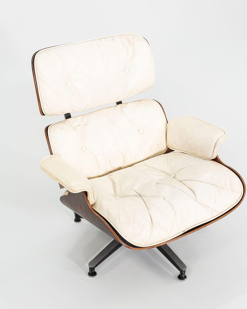 1964 Herman Miller Eames Lounge Chair and Ottoman in Rosewood and White Leather For Sale 3