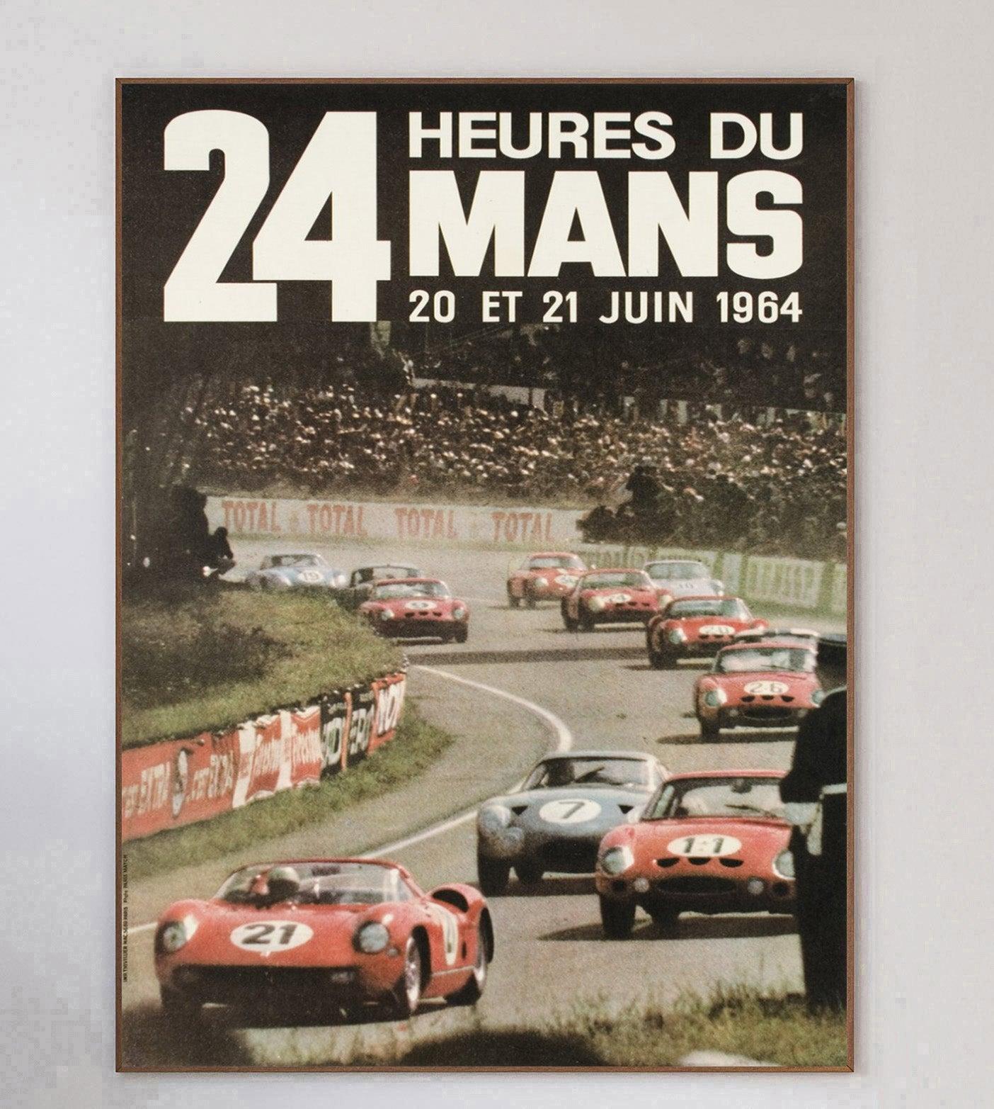 Questo poster è stato realizzato per la 24 Ore di Le Mans del 1964, con la brillante illustrazione di Andre Delourmel che raffigura diverse Ferrari in corsa sul circuito.

Il meraviglioso poster è una prima edizione stampata nel 1964 e il brillante