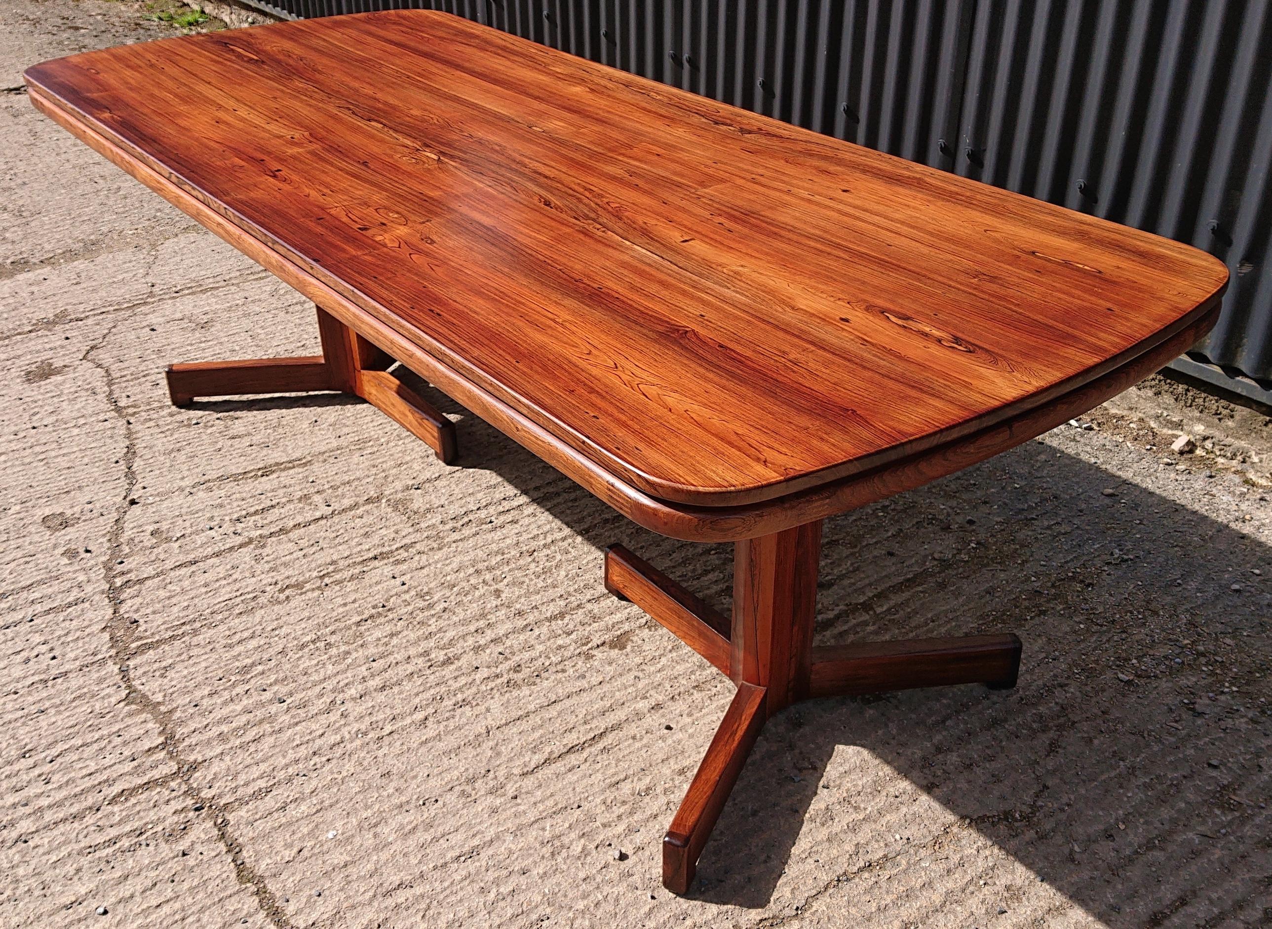 Extremely fine quality dining table designed by Michael Knott and made by Eric Bumstead in 1964. Michael Knott is a graduate of the Royal College of Art in London 