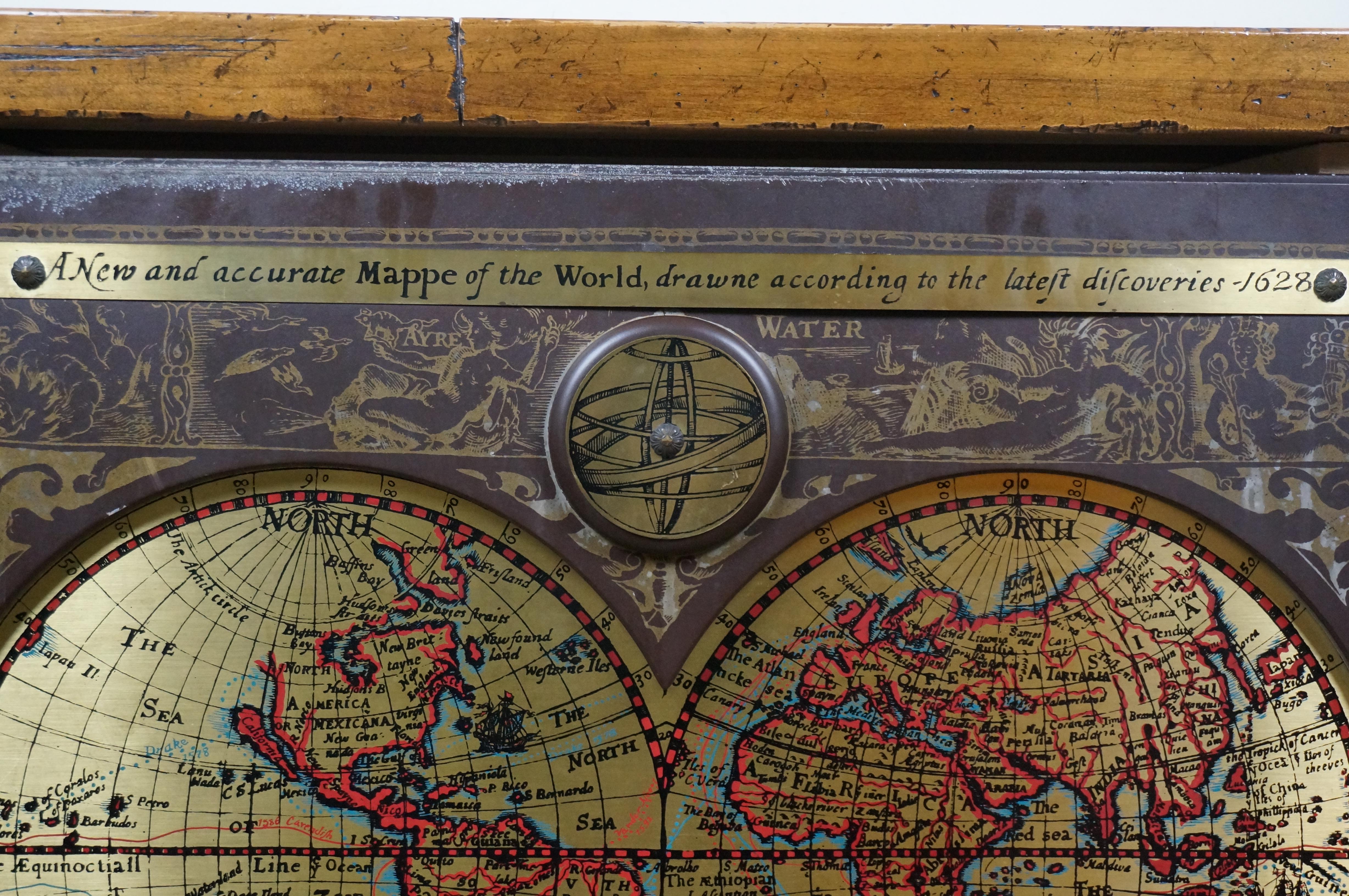 1964 Mid Century Masketeers Inc Legno e Ottone Mappe del Mondo 1628 Mappa 44