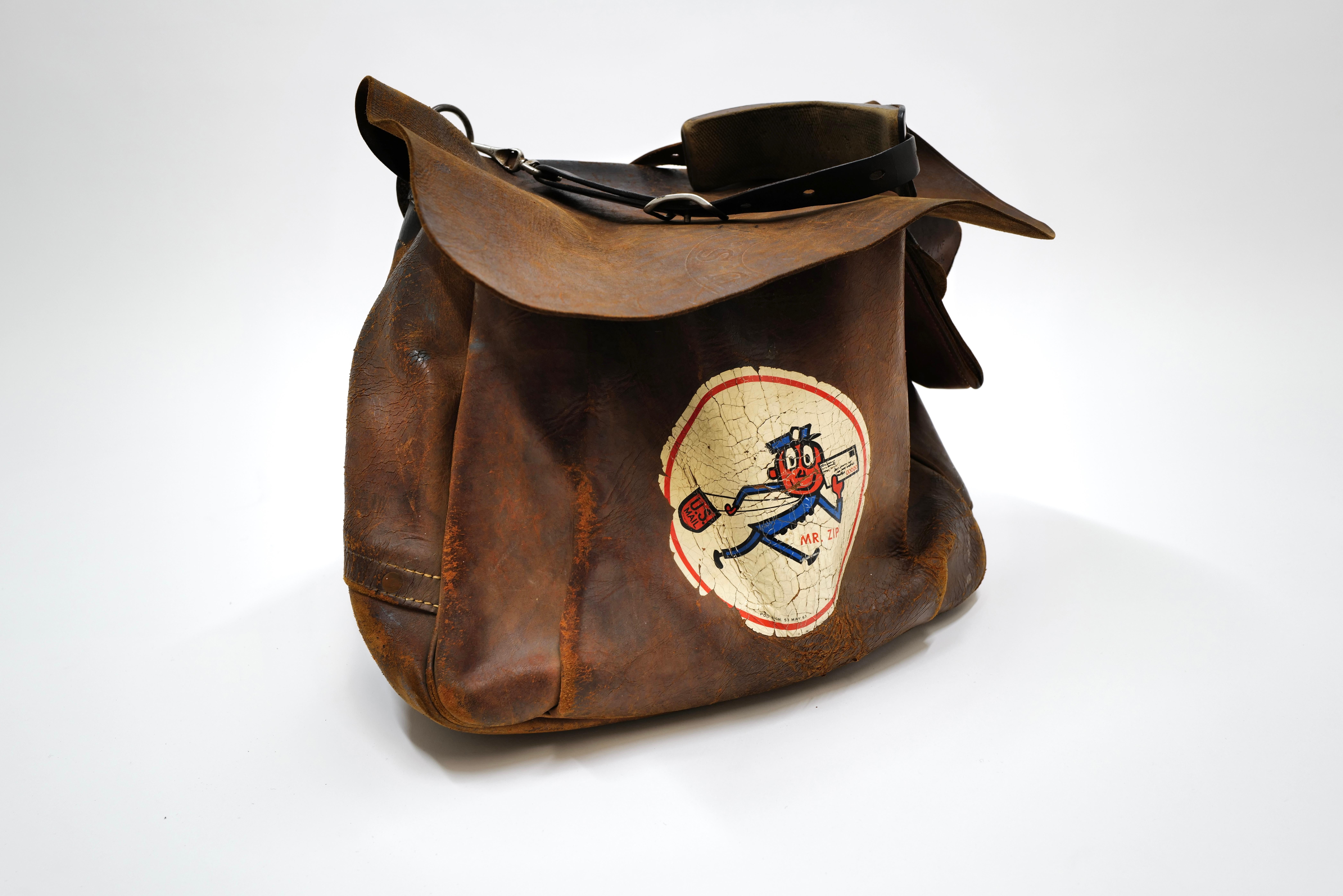 1964 Mr. Zip Leder Postal Sling Bag mit Reißverschluss im Angebot 13