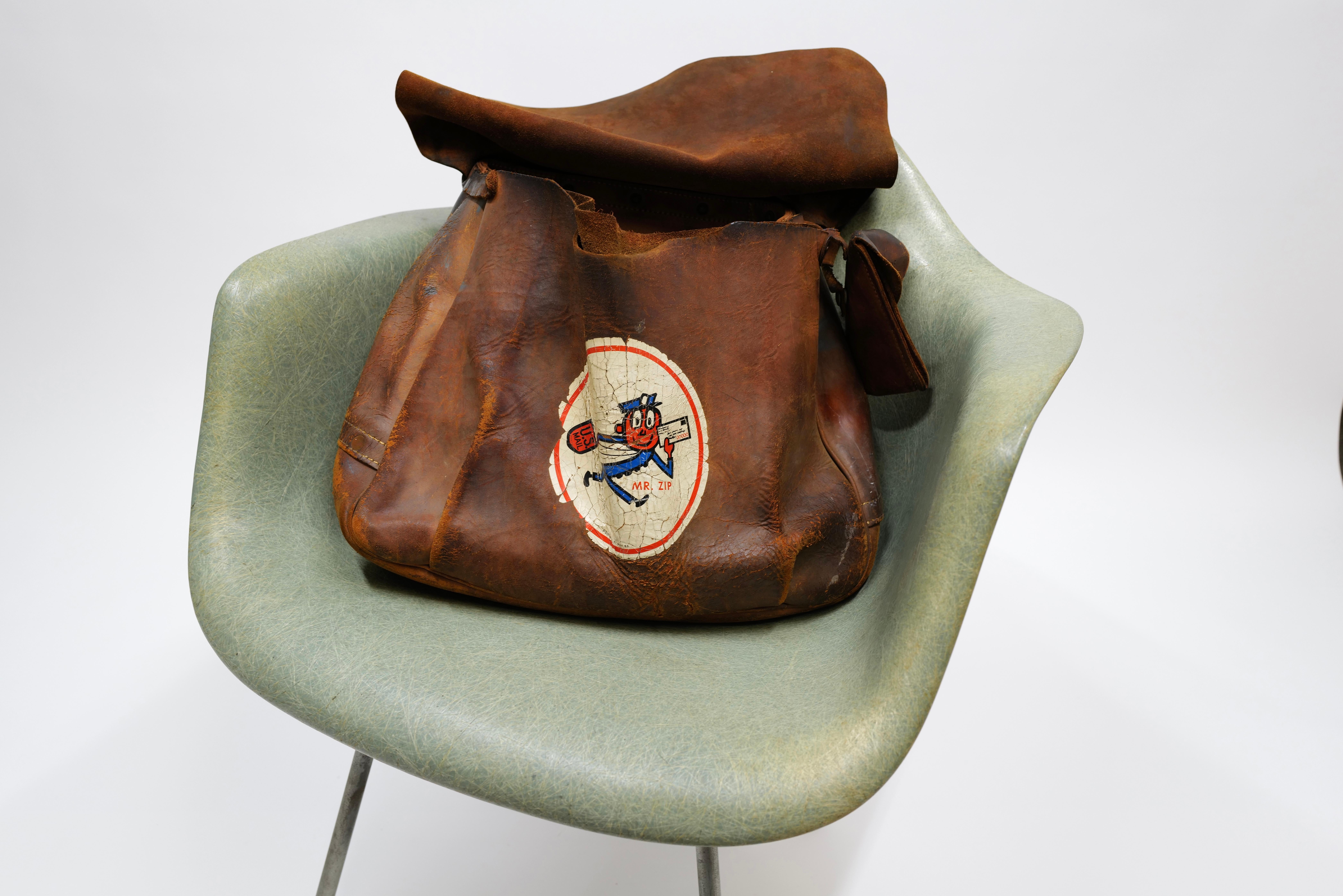 1964 Mr. Zip Leder Postal Sling Bag mit Reißverschluss (amerikanisch) im Angebot