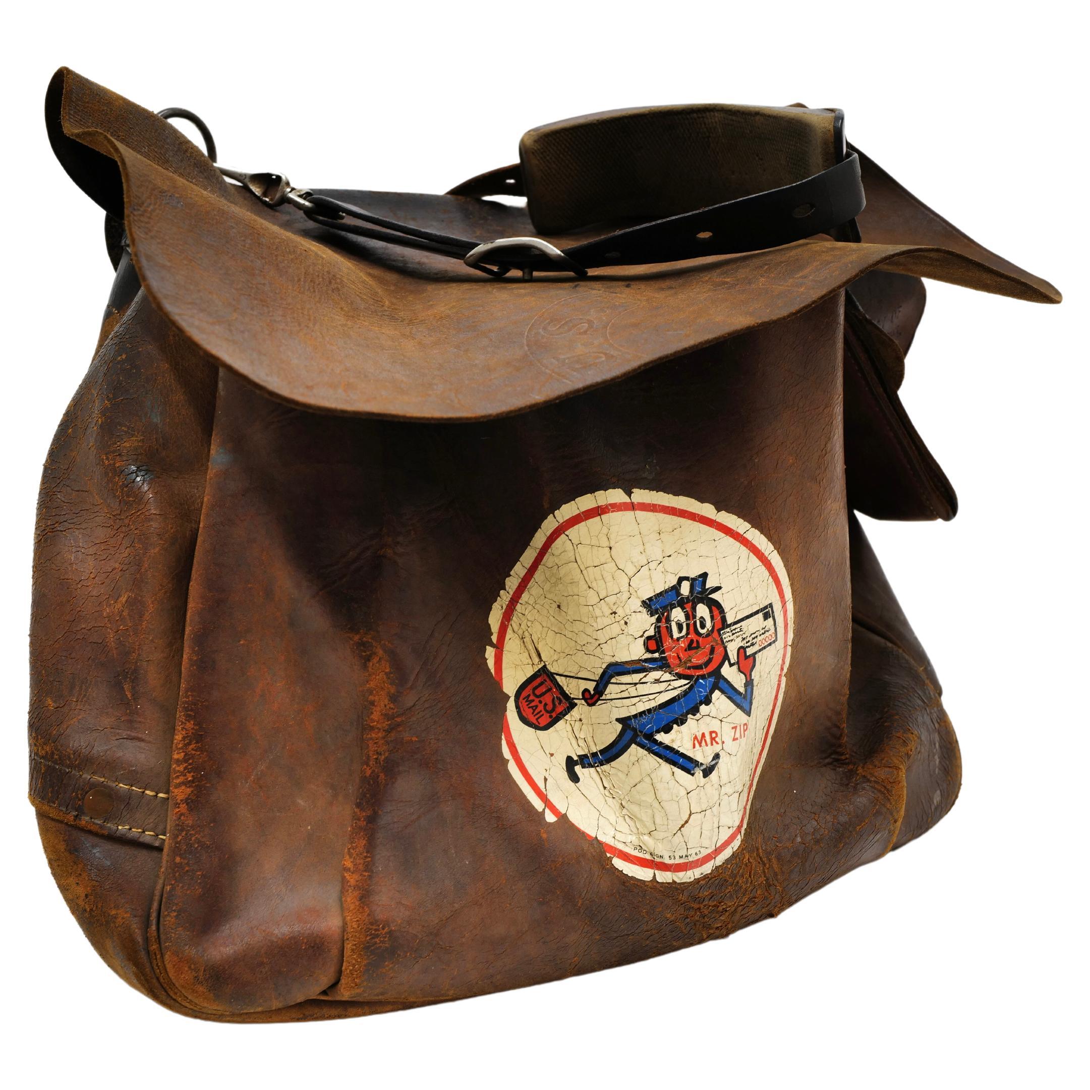 1964 Mr. Zip Leder Postal Sling Bag mit Reißverschluss im Angebot