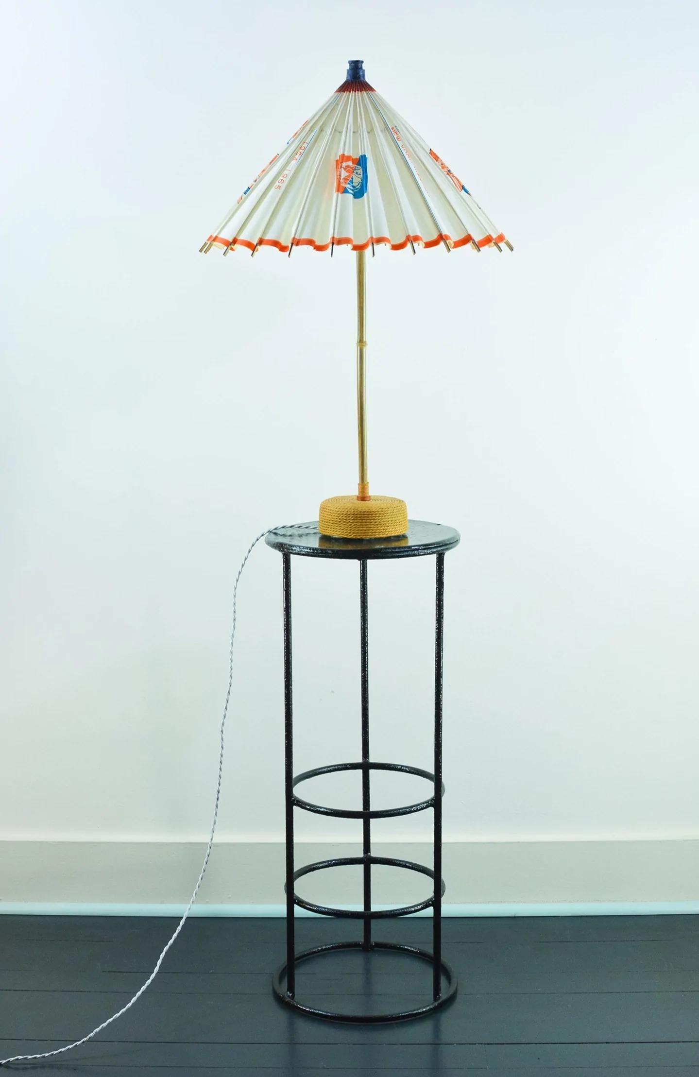 Mid-Century Modern Lampe en bambou « World »s Fair de New York avec abat-jour en forme de parasol de Christopher Tennant en vente