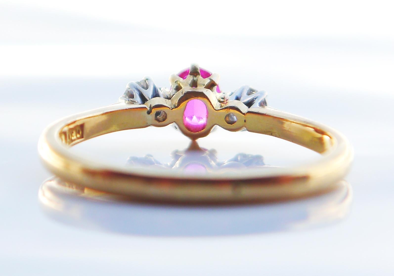 Eleganter Ring aus massivem 18-karätigem Gelbgold mit Platinclustern, der einen natürlichen rosaroten Rubin im Ovalschliff und 2 Diamanten im Brillantschliff trägt.

Sonderanfertigung in Schweden, Stockholm, gestempelt 18K. Punzierungen des