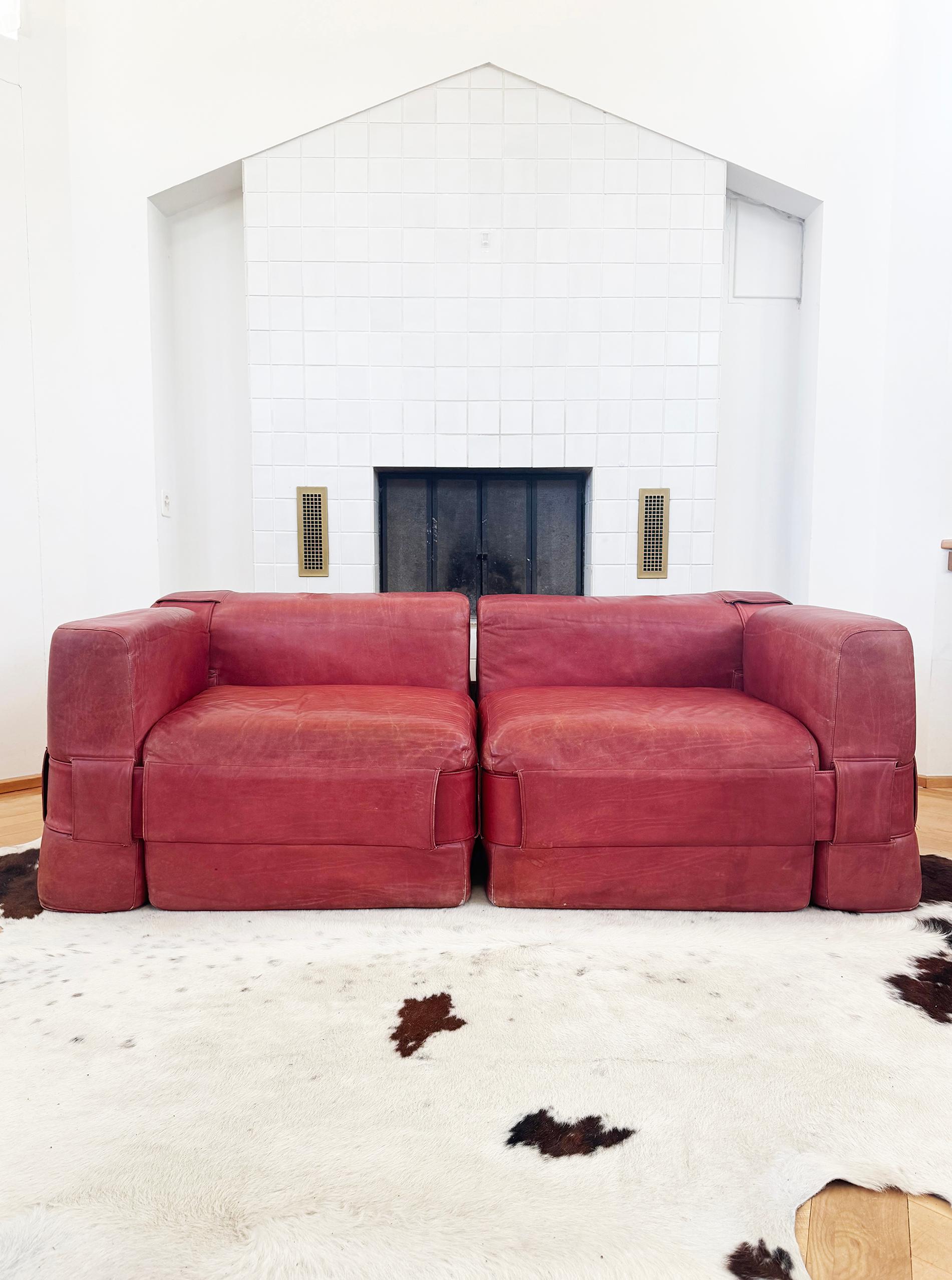 Fini, voici le MEGA CULT CLASSIC, et le Bellini extrêmement rare sur lequel vous pouvez également siroter des Bellini comme une ROCK STAR !  Il s'agit d'une véritable pièce maîtresse pour tout espace...

 Un ensemble de collection emblématique et