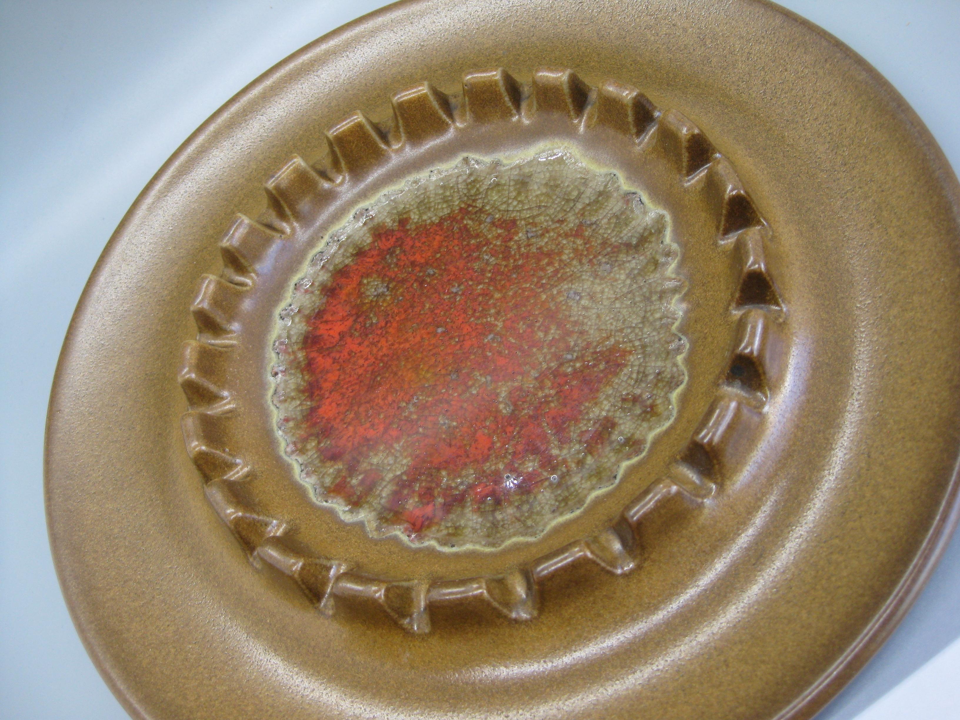 1964 Robert Maxwell California Design Studio Art Pottery Ashtray w/Crackle Glass In Excellent Condition For Sale In San Diego, CA
