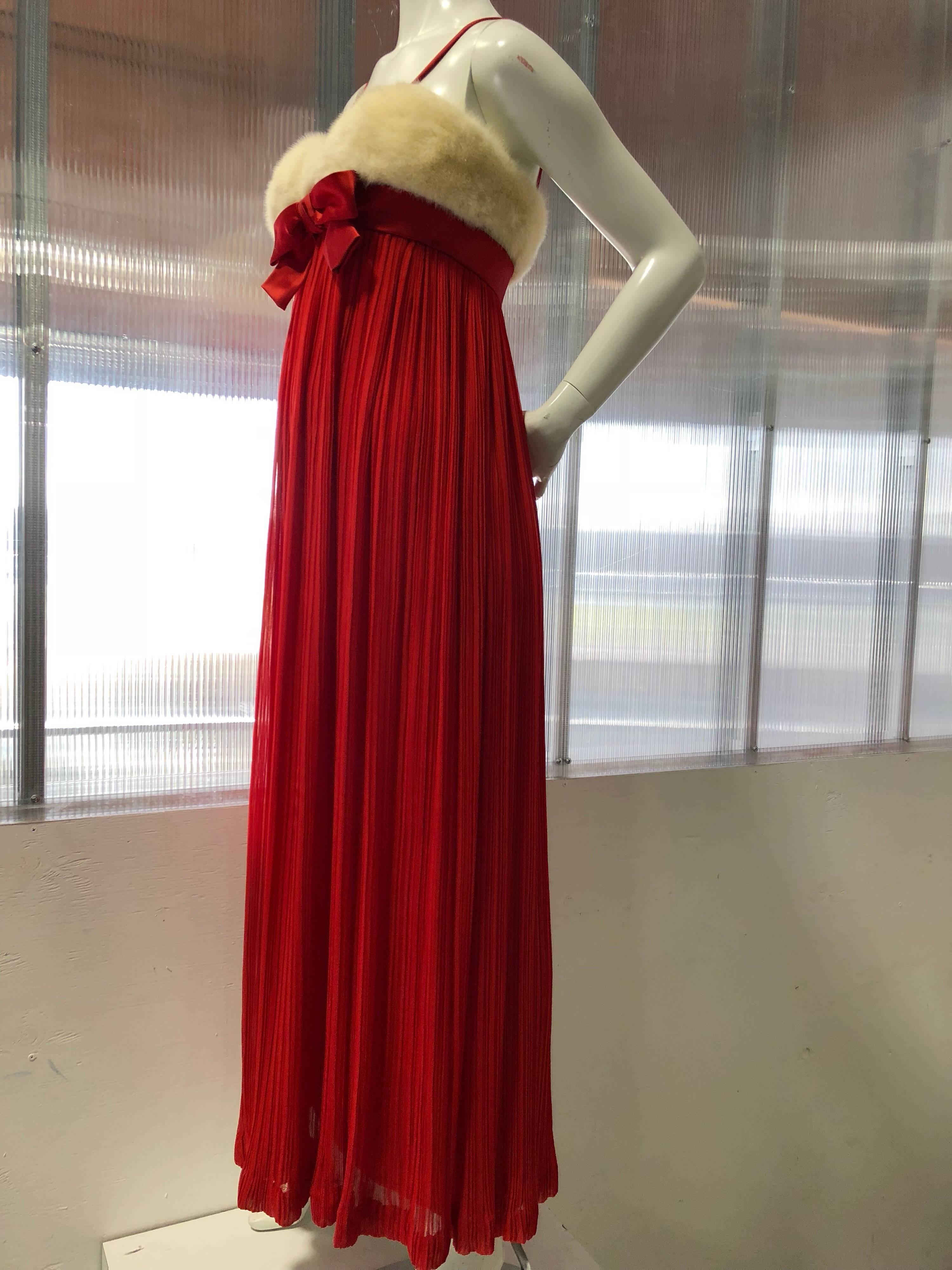 1964 Sarmi Rotes plissiertes Empire-Abendkleid aus Seidenchiffon mit Nerzpelz-Mieder im Zustand „Hervorragend“ in Gresham, OR