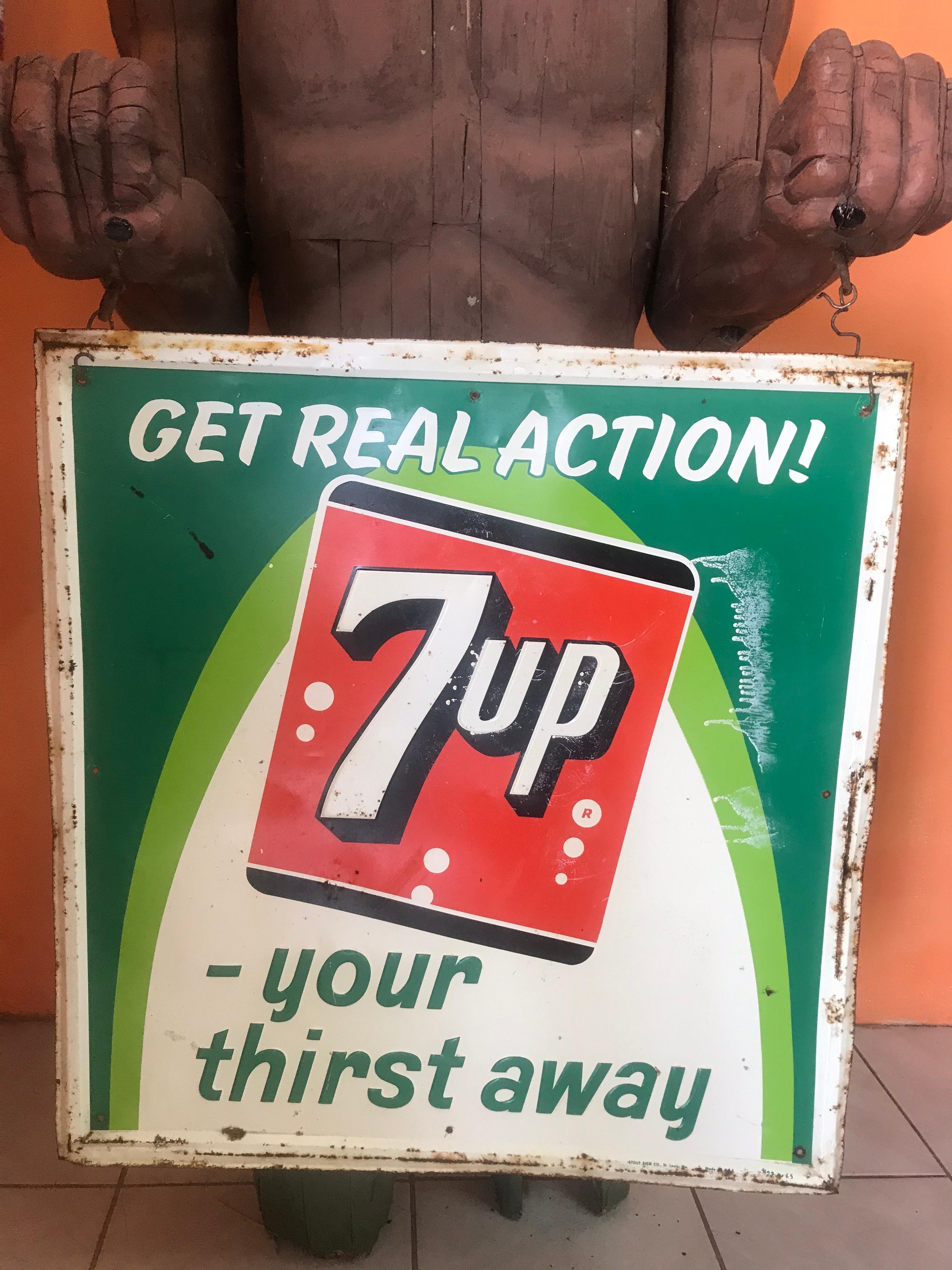 Magnifique enseigne en métal gaufré 7up de 1965. 
État original vintage non restauré.