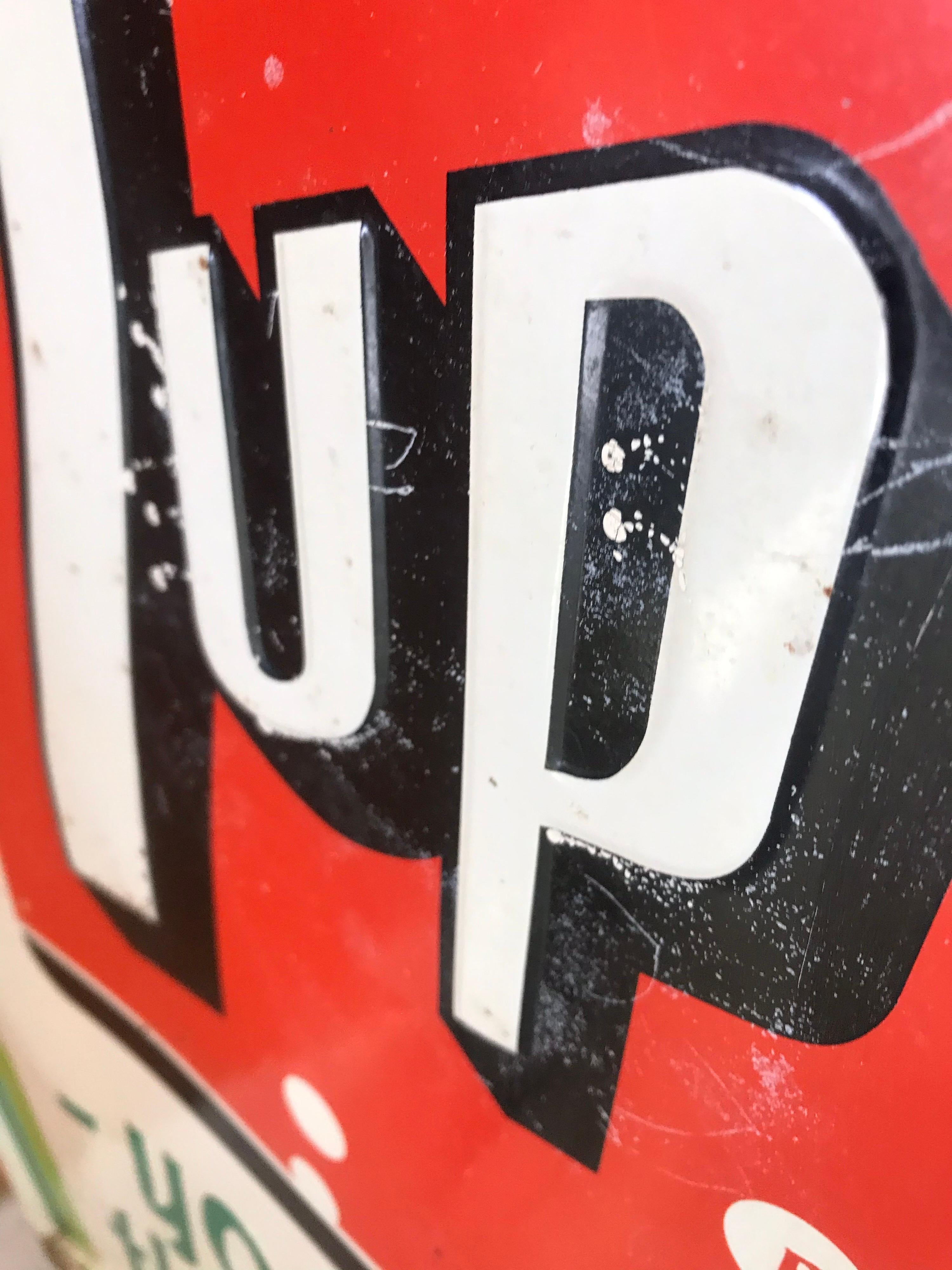 Milieu du XXe siècle Panneau en métal gaufré de 1965 pour 7up