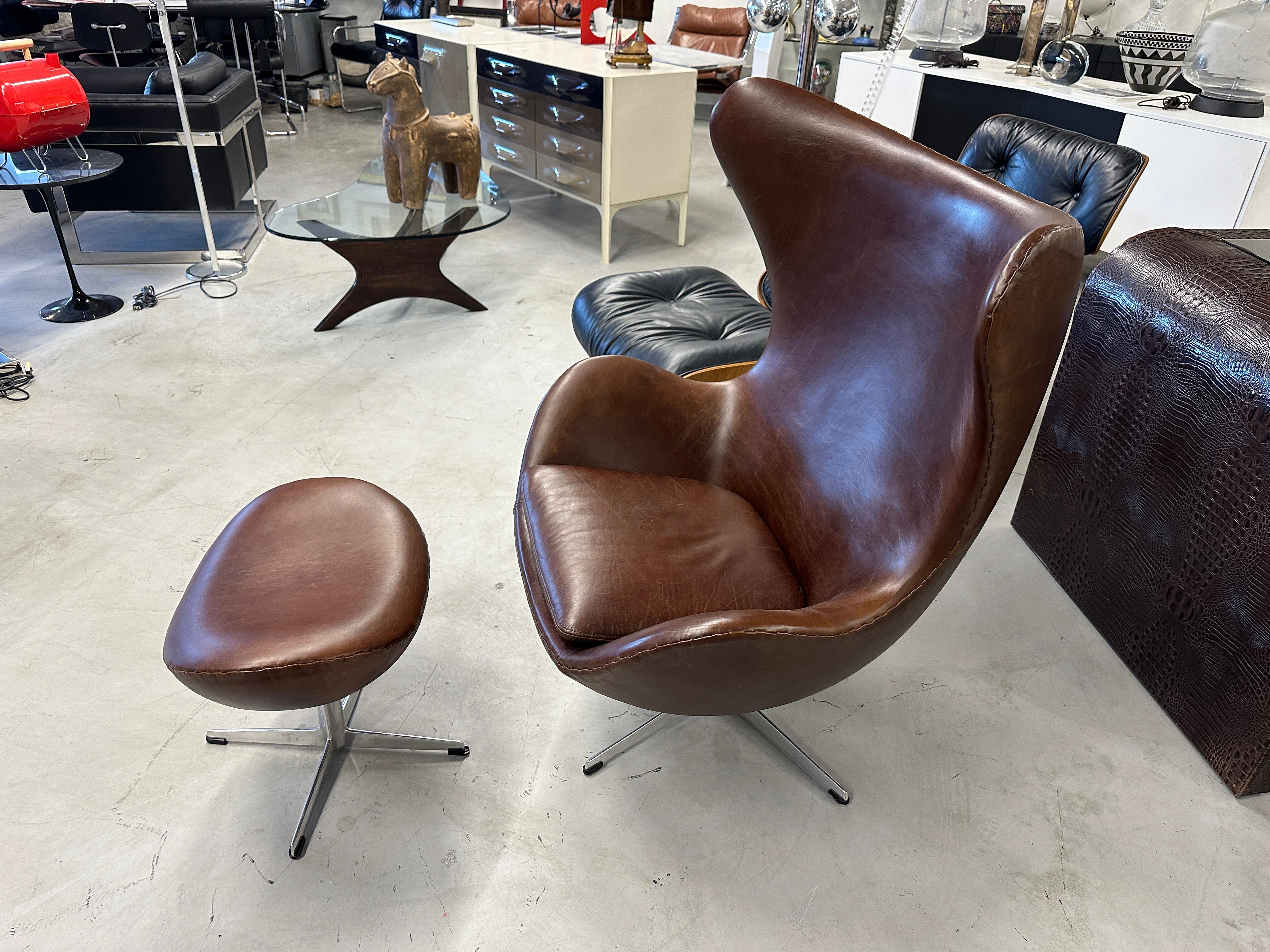1965 Arne Jacobsen for Fritz Hansen Leather Egg Chair and Ottoman  For Sale 7